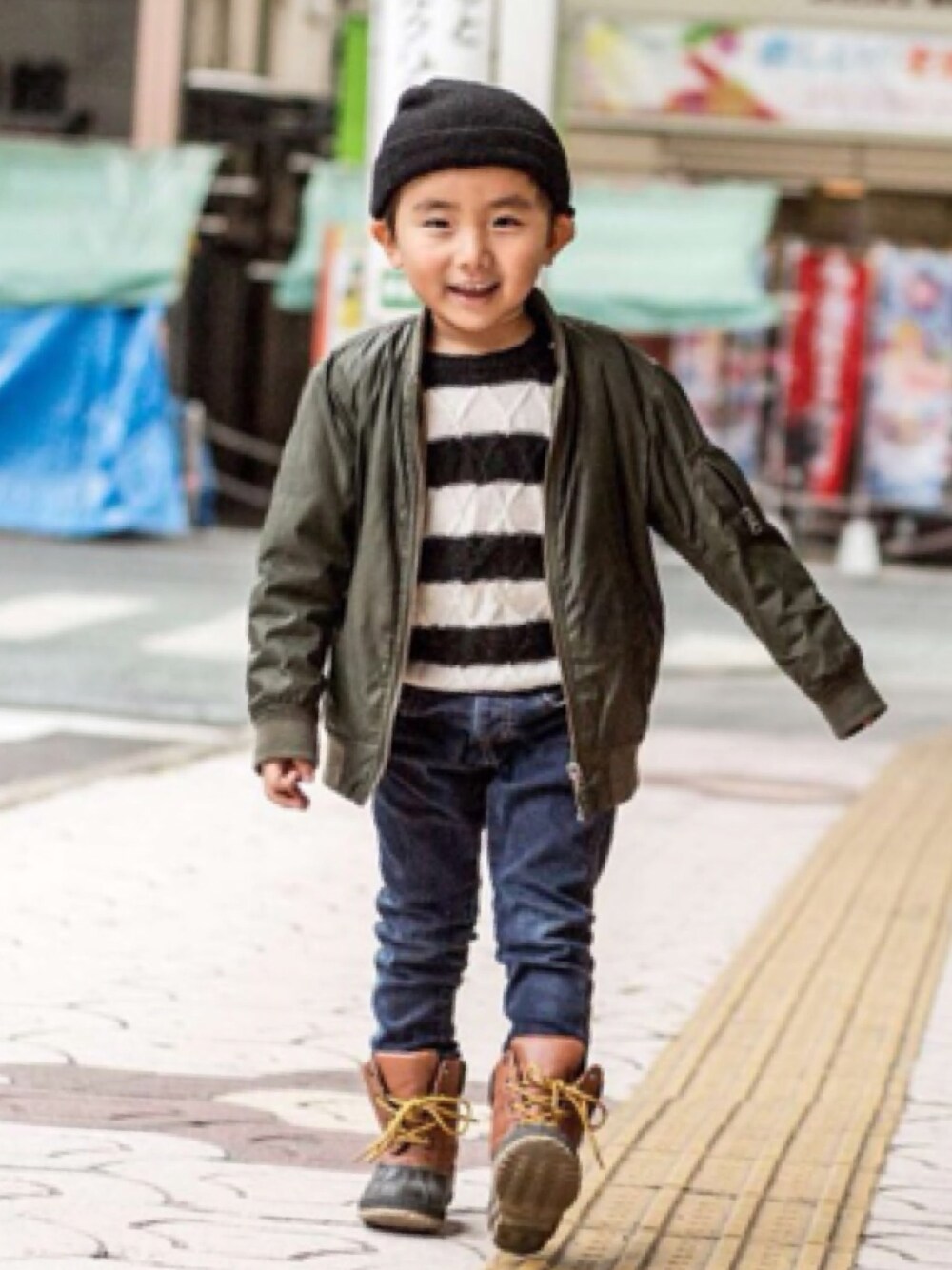 「ニット帽、男の子コーデ、ブランシェス、ボーダー、セーター、ブーツ、GAP、MA-1、カーキ、デニム」｜「BRANSHESのアイテム（ニット/セーター、ホワイト系）」を使った、おーぺーさん（キッズ・100cm）の冬コーディネートの1枚目の写真