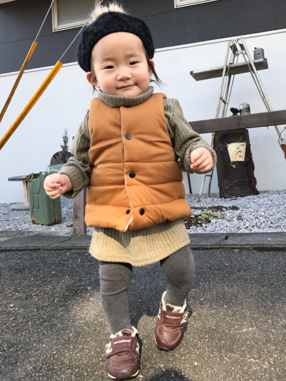 「カジュアルコーデ、キッズファッション、女の子、プチプラコーデ、スニーカー、シンプル、ベビーコーデ、冬コーデ、ベレー帽、タートルネック」｜「NEW BALANCEのアイテム（スニーカー、レッド系）」を使った、おーぺーさん（キッズ・80cm）の冬コーディネートの1枚目の写真