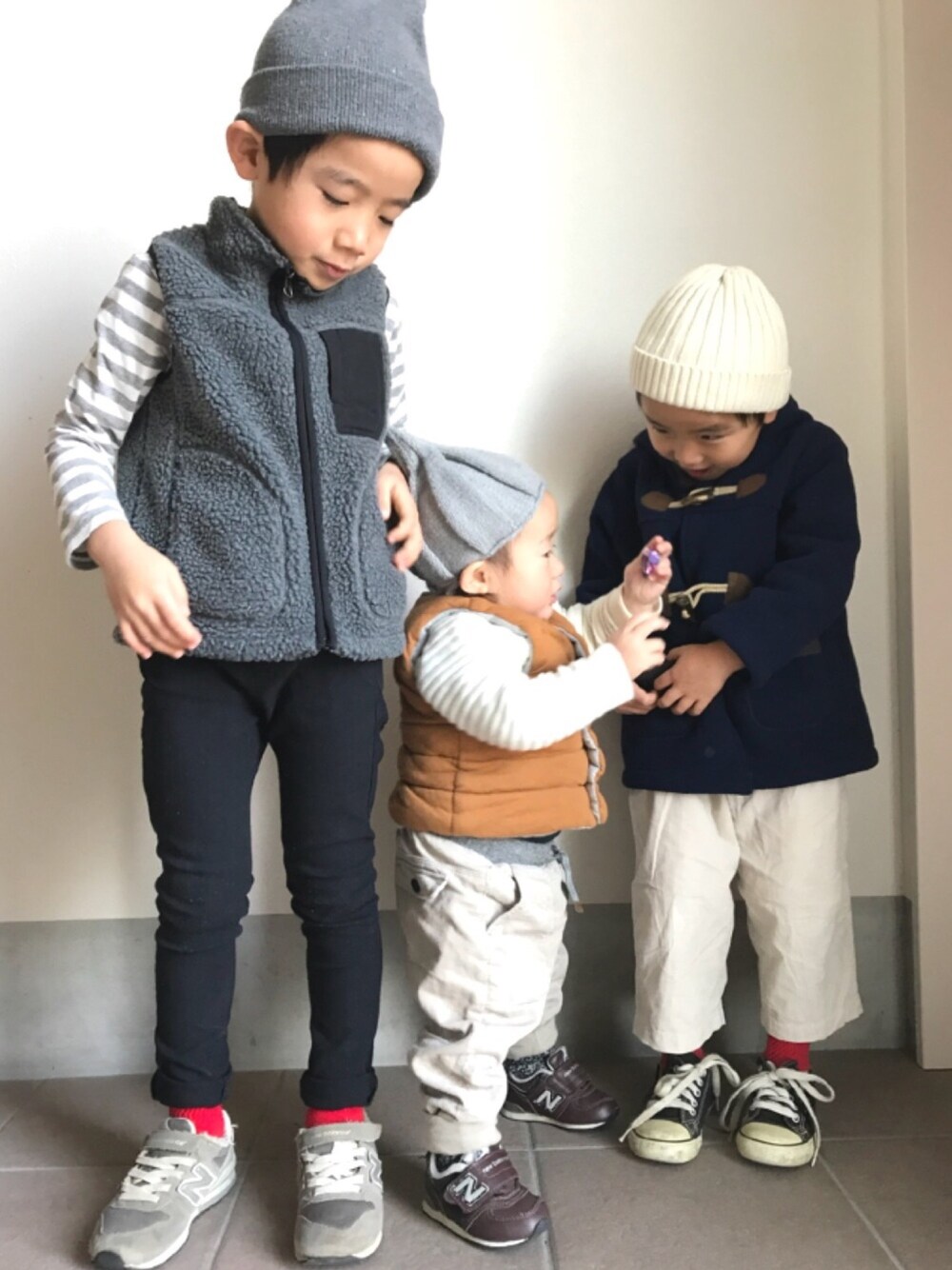 「キッズファッション、冬コーデ、休日スタイル、韓国子供服、リンクコーデ、スニーカー、UNIQLO、ベスト、白パンツ、ダッフルコート」｜「ZARAのアイテム（パンツ、ホワイト系）」を使った、おーぺーさん（キッズ・110cm）の冬コーディネートの1枚目の写真