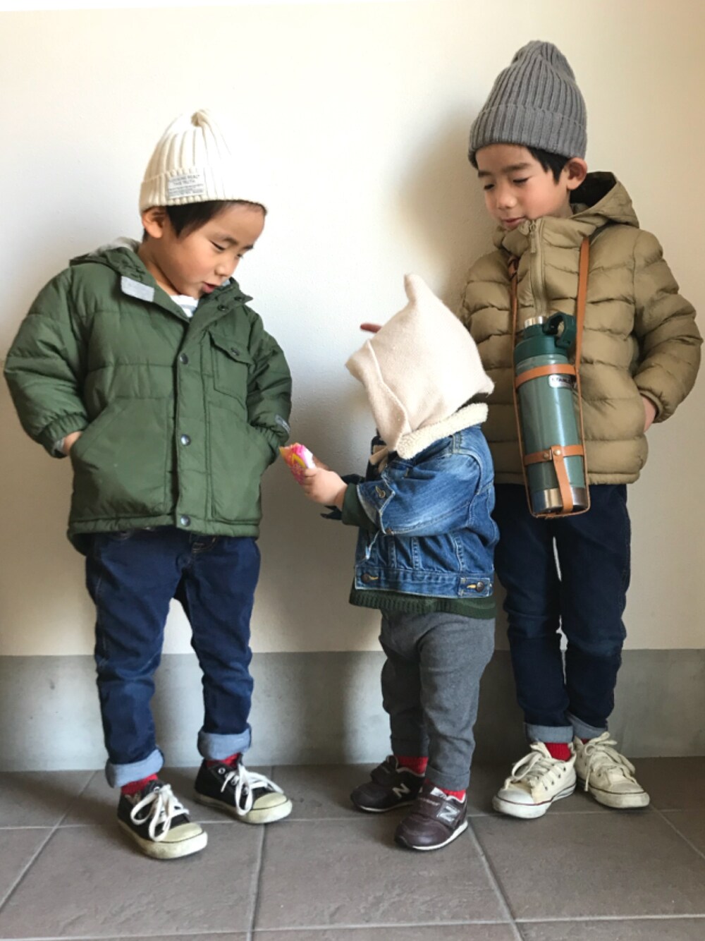 「キッズコーデ、休日スタイル、シンプル、カジュアルコーデ、コンバース、デニムパンツ、ダウンジャケット、3兄妹、ニット帽」｜「GAPのアイテム（ダウンジャケット/コート、グリーン系）」を使った、おーぺーさん（キッズ・110cm）の冬コーディネートの1枚目の写真