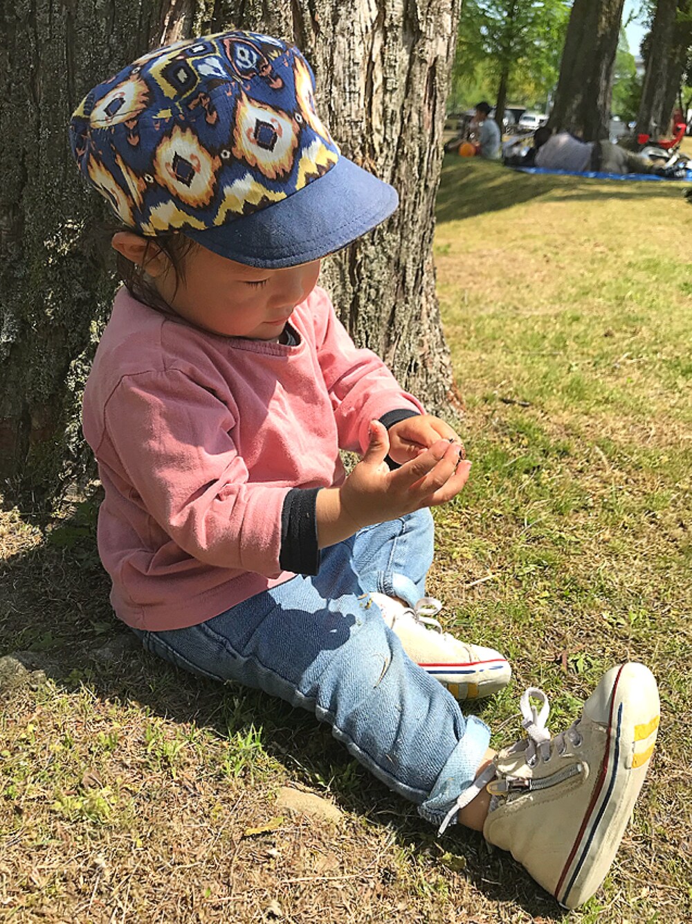 「キッズファッション、女の子、1歳、ピンク、コンバース、キャップ、デニム、春コーデ、公園」｜「CONVERSEのアイテム（スニーカー、ホワイト系）」を使った、おーぺーさん（キッズ・80cm）の春コーディネートの1枚目の写真