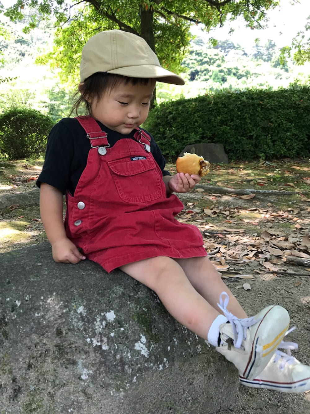 「キッズコーデ、シンプル、夏コーデ、ブラック、赤、ジャンパースカート、キャップ、休日スタイル、コンバース、1歳」｜「CONVERSEのアイテム（スニーカー、ホワイト系）」を使った、おーぺーさん（キッズ・90cm）の夏コーディネートの1枚目の写真