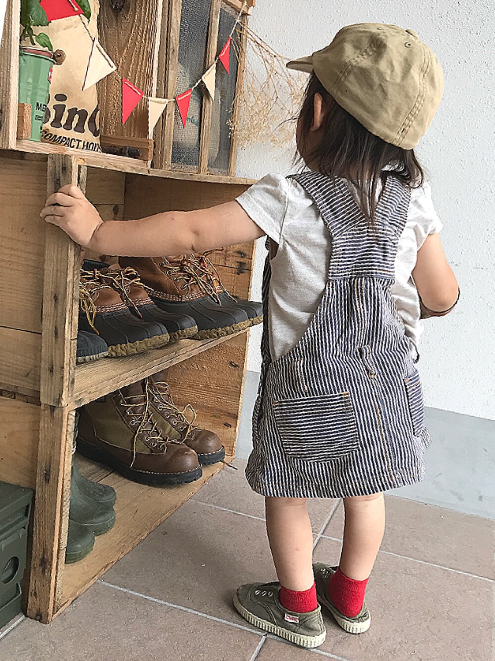 「キッズファッション、女の子、カジュアル、キャップ、シンプルコーデ、プチプラコーデ、1歳、スリッポン、赤、ジャンパースカート」｜「Cientaのアイテム（スニーカー、グリーン系）」を使った、おーぺーさん（キッズ・80cm）の夏コーディネートの1枚目の写真
