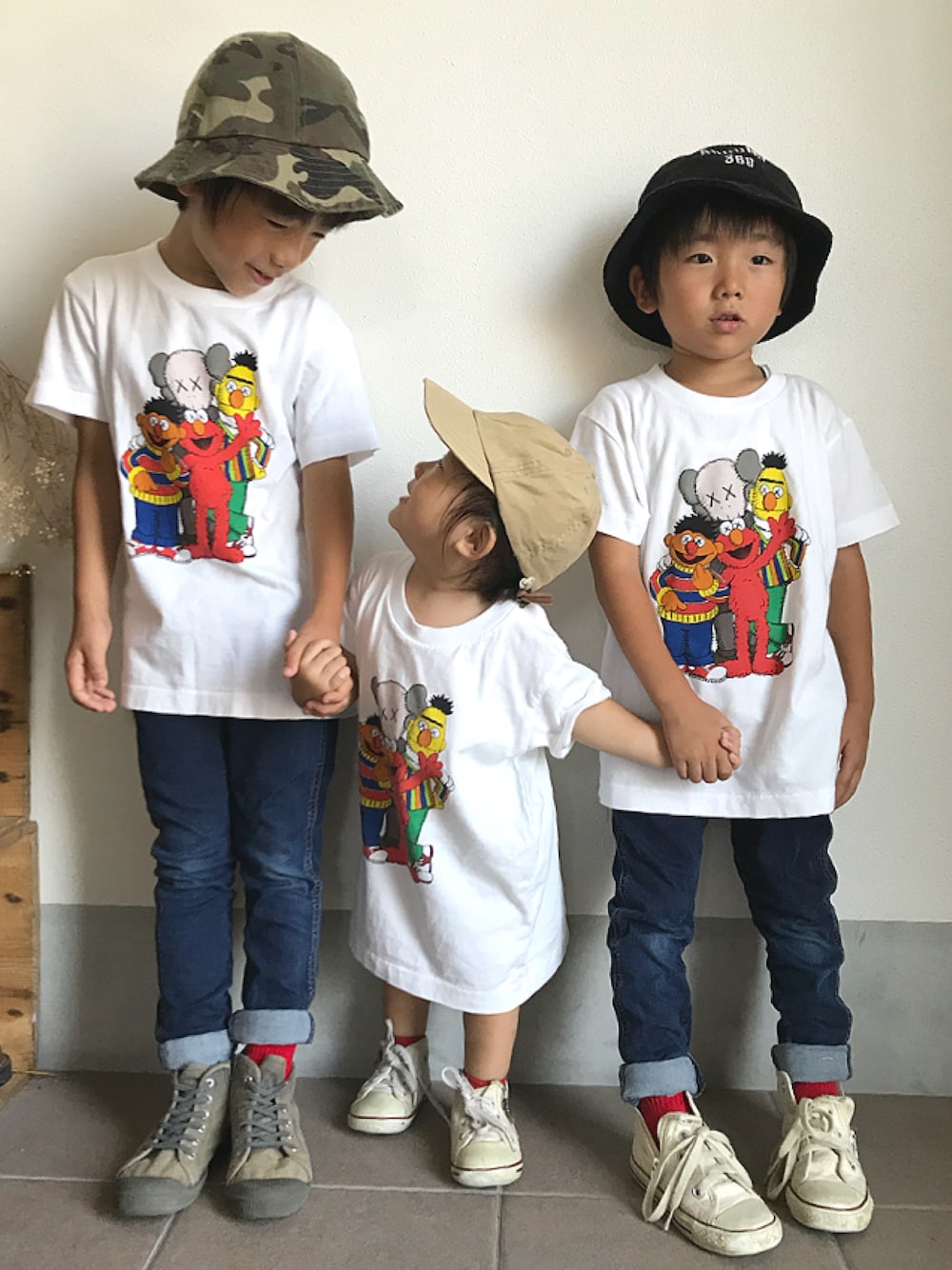 「カジュアル、シンプル、キッズファッション、キャップ、デニム、converse、カモフラ、おそろいコーデ、ユニクロ、兄妹コーデ」｜「UNIQLOのアイテム（Tシャツ/カットソー、ホワイト系）」を使った、おーぺーさん（キッズ・110cm）の夏コーディネートの1枚目の写真