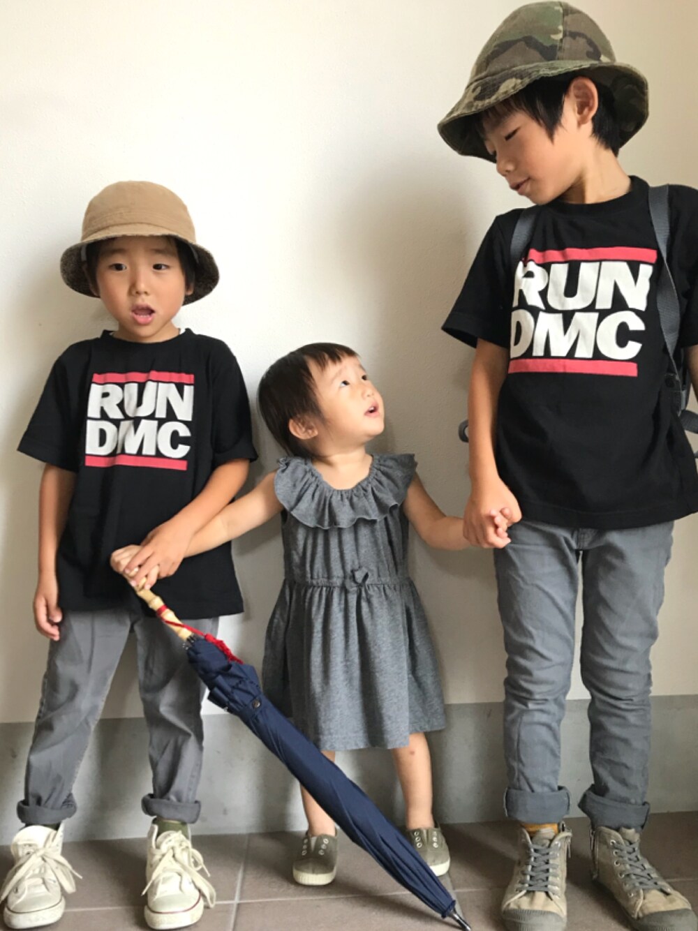 「キッズファッション、シンプル、カジュアル、プチプラ、ラクチンコーデ、兄妹コーデ、お祭り、ハット、GU」｜「GUのアイテム（Tシャツ/カットソー、ブラック系）」を使った、おーぺーさん（キッズ・110cm）の夏コーディネートの1枚目の写真