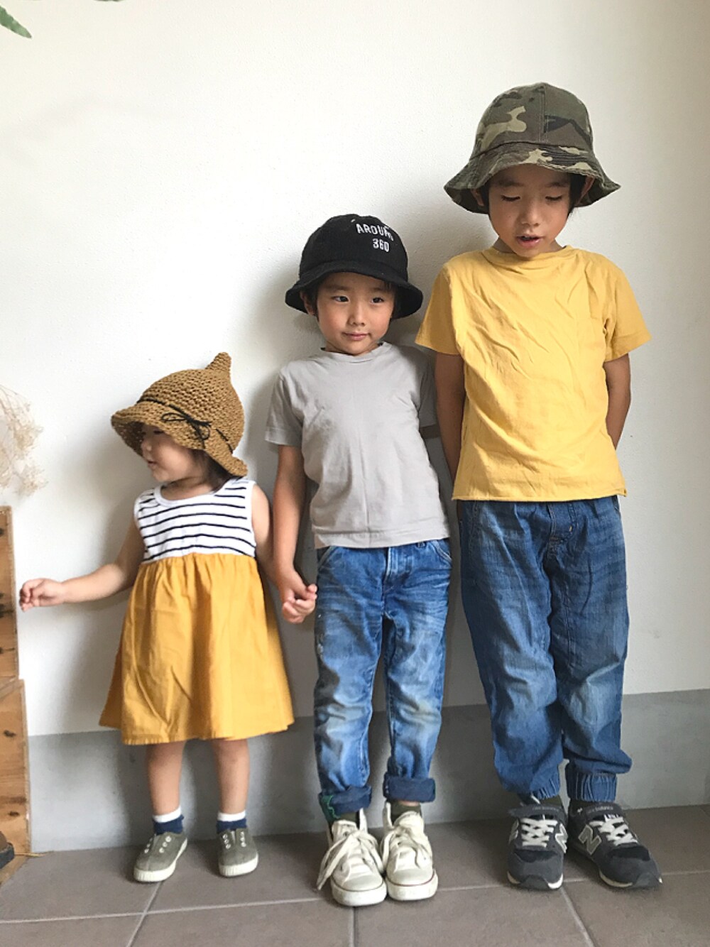 「キッズコーデ、Tシャツ、シンプル、夏、夏祭り、ワンピース、スニーカー、兄妹コーデ、おそろいコーデ、ハット」｜「GLOBAL WORKのアイテム（ワンピース、イエロー系）」を使った、おーぺーさん（キッズ・110cm）の夏コーディネートの1枚目の写真