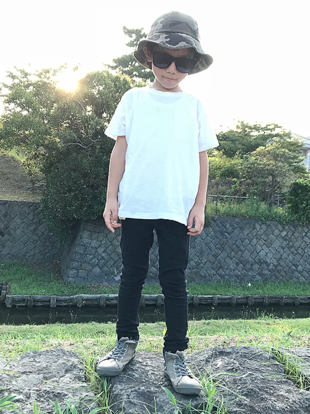 「白Tシャツ、キッズコーデ、夏、プチプラ、UNIQLO、カジュアルコーデ、カモフラ、ハット、シンプル、黒スキニー」｜「BRANSHESのアイテム（その他パンツ、レッド系）」を使った、おーぺーさん（キッズ・120cm）の夏コーディネートの1枚目の写真