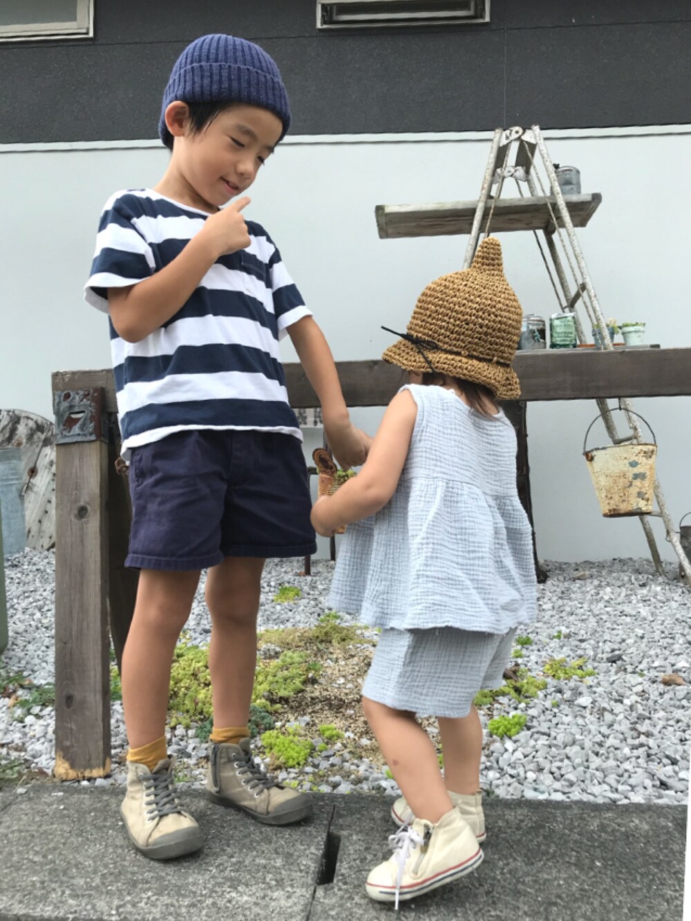 「キッズコーデ、カジュアルコーデ、ボーダー、韓国子供服、短パン、ネイビー、ニット帽、秋のコーデ、兄妹コーデ」｜「CONVERSEのアイテム（スニーカー、ホワイト系）」を使った、おーぺーさん（キッズ・120cm）の秋コーディネートの1枚目の写真