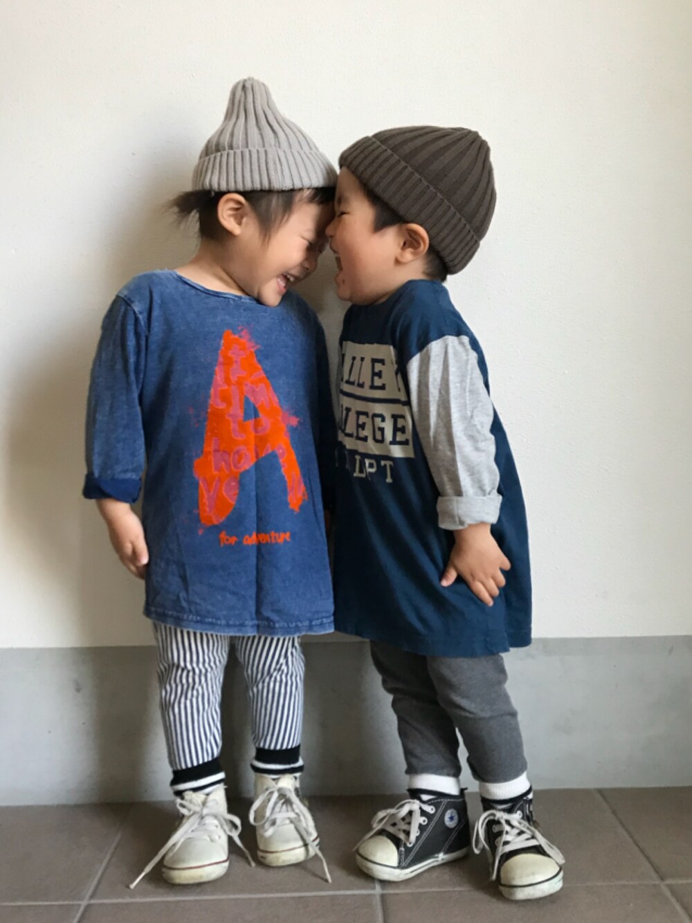 「コンバース、カジュアルコーデ、ZARA、ストライプ、公園、2歳、ロンT」｜「ZARAのアイテム（Tシャツ/カットソー、ブルー系）」を使った、おーぺーさん（キッズ・100cm）の春コーディネートの1枚目の写真