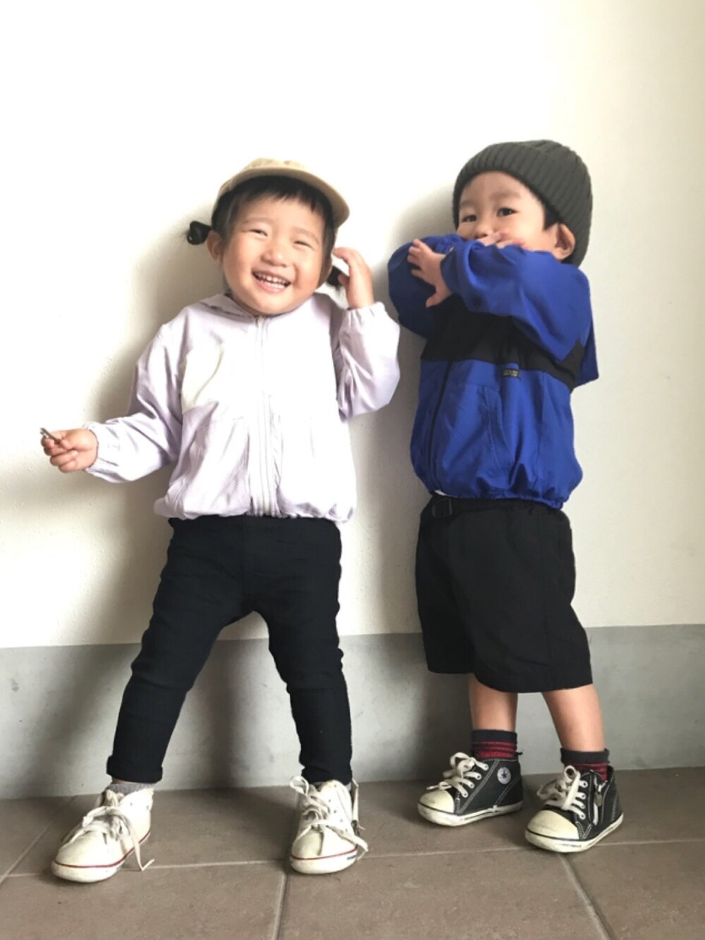 「キッズファッション、ブランシェス、春夏コーデ、シンプルコーデ、kids、ハーフパンツ、ニット帽、コンバース、双子コーデ」｜「BRANSHESのアイテム（ジャケット/アウター、ブルー系）」を使った、おーぺーさん（キッズ・100cm）の春コーディネートの1枚目の写真