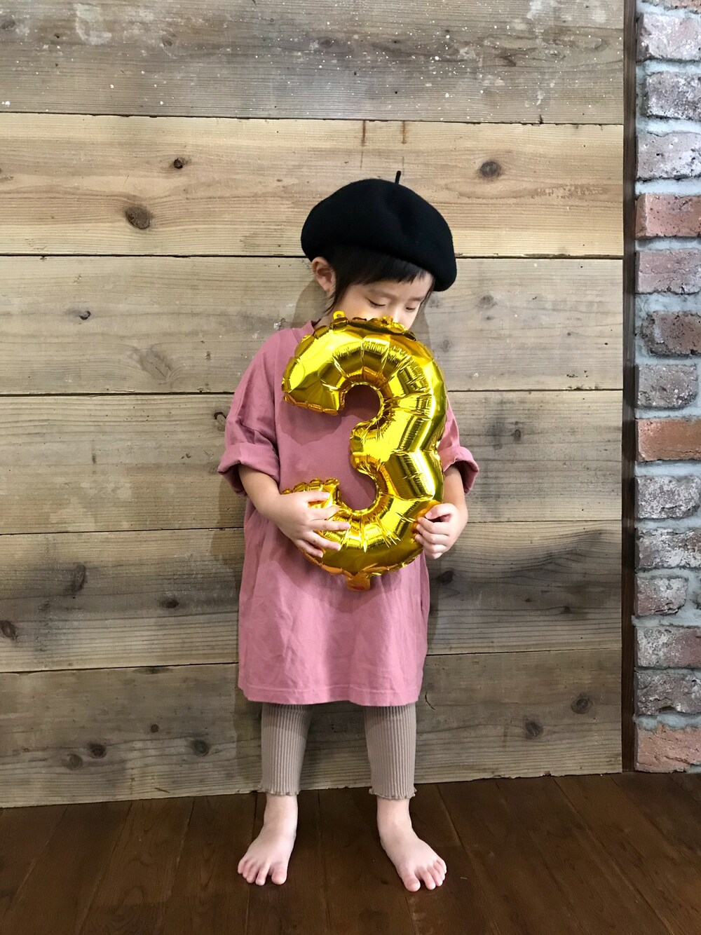「キッズコーデ、ゆるコーデ、秋コーデ、3歳、ベレー帽、ピンク、ベージュ、シンプル」｜「MARKEY'Sのアイテム（Tシャツ/カットソー、ピンク系）」を使った、おーぺーさん（キッズ・90cm）の秋コーディネートの1枚目の写真