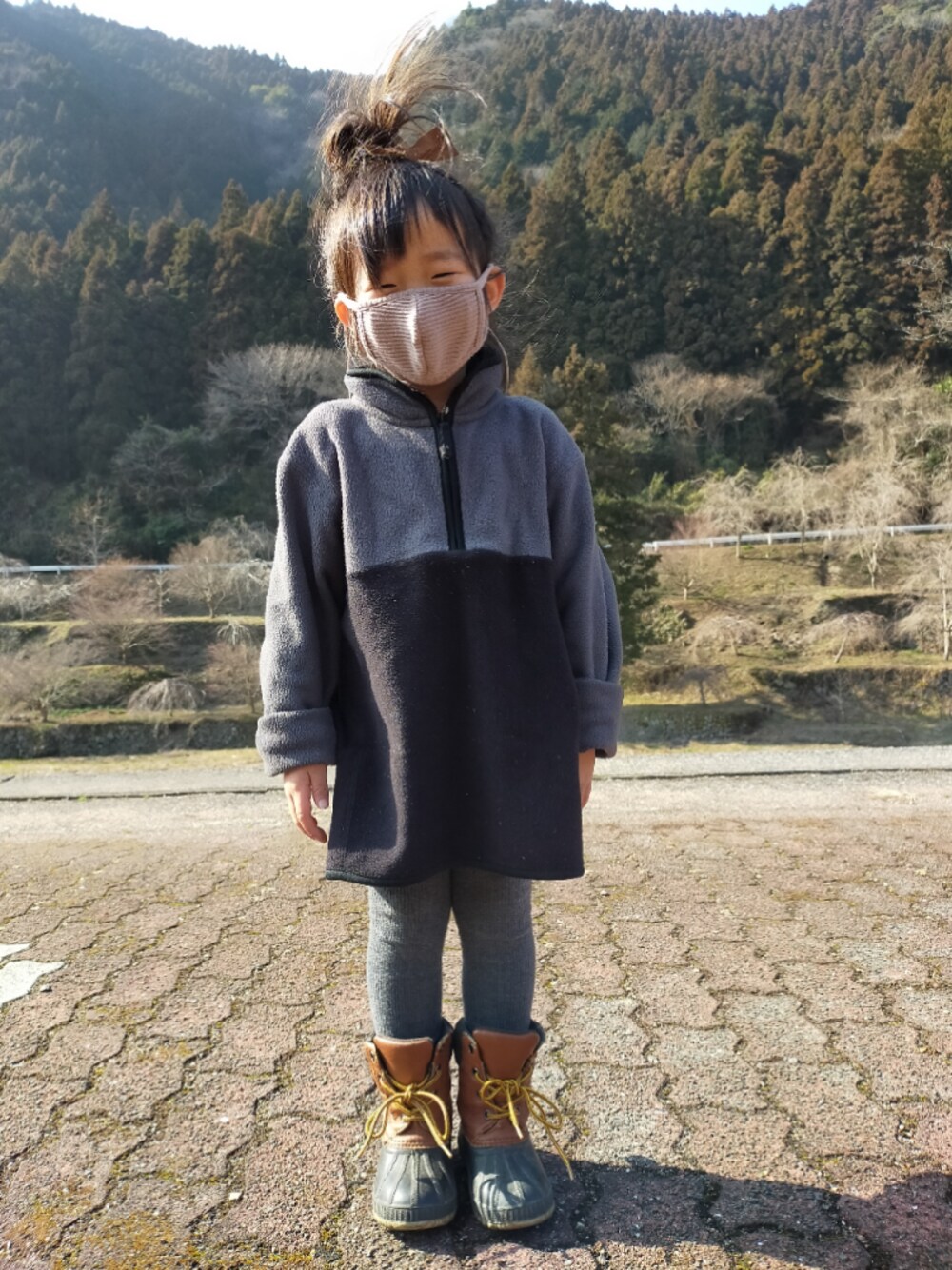 「休日スタイル、kids、女の子コーデ、冬コーデ、ゆるコーデ、プチプラ、モノトーン、むすめ服、ラクチンコーデ、ブーツ」｜「GAPのアイテム（ブーツ、ブラウン系）」を使った、おーぺーさん（キッズ・100cm）の冬コーディネートの1枚目の写真