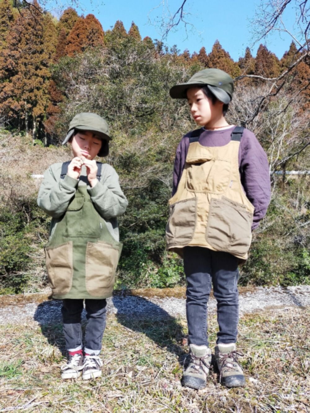 「休日スタイル、男の子コーデ、キャップ、カーキ、兄弟、ベスト、デニム、おそろいコーデ、ワークマン、フライトキャップ」｜「mont-bellのアイテム（ブーツ、グリーン系）」を使った、おーぺーさん（キッズ・130cm）の冬コーディネートの1枚目の写真