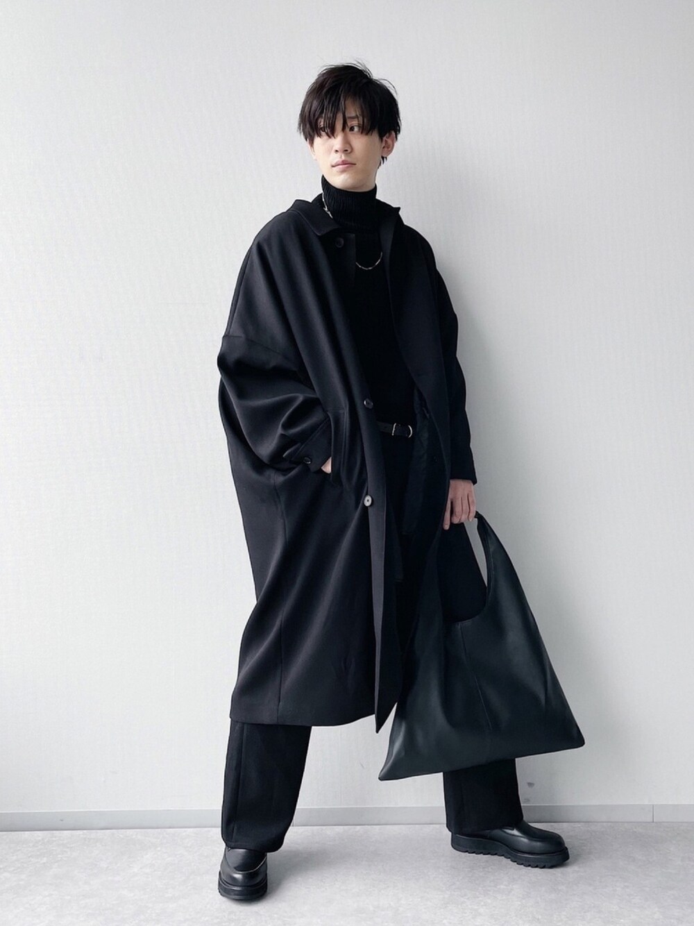 「HARE、フレアパンツ、オールブラック、モノトーン、モード、ステンカラーコート、ビッグシルエット、タックイン、タートルネック、スリットパンツ」｜「HAREのショッパートートBAG(HARE)（トートバッグ、ブラック系）」を使った、nissy_HAREさん（メンズ・180cm）の冬コーディネートの1枚目の写真