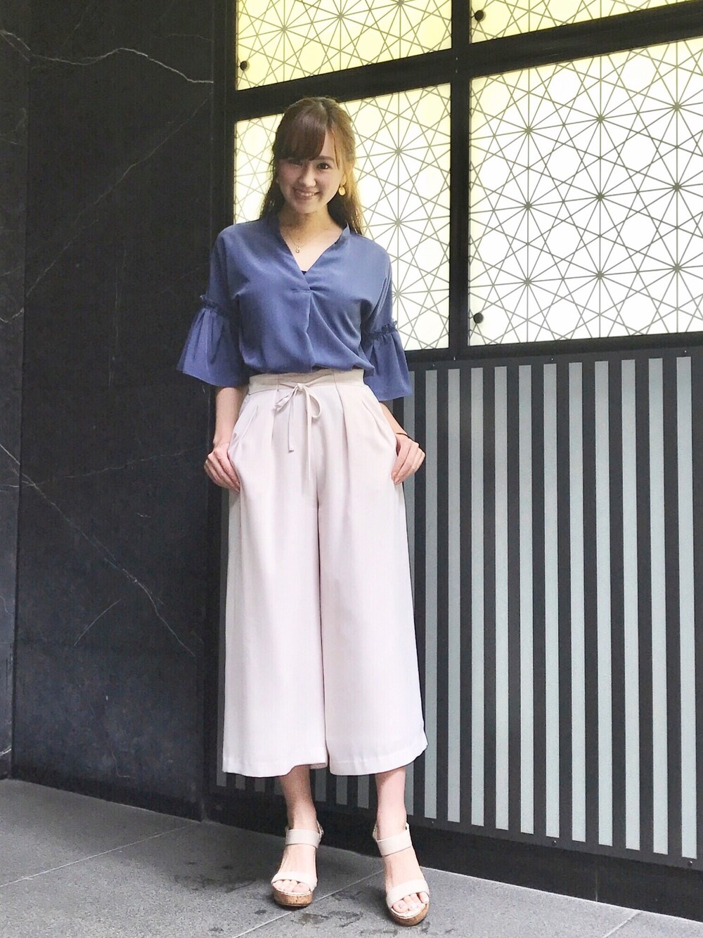 「ootd、Fabulous Angela、vanitybeauty、anySiS、デート、OL」｜「Fabulous Angelaのフロントボックスタックリボンワイドパンツ（その他パンツ、ブルー系）」を使った、yukoさん（レディース・165cm）の秋コーディネートの1枚目の写真