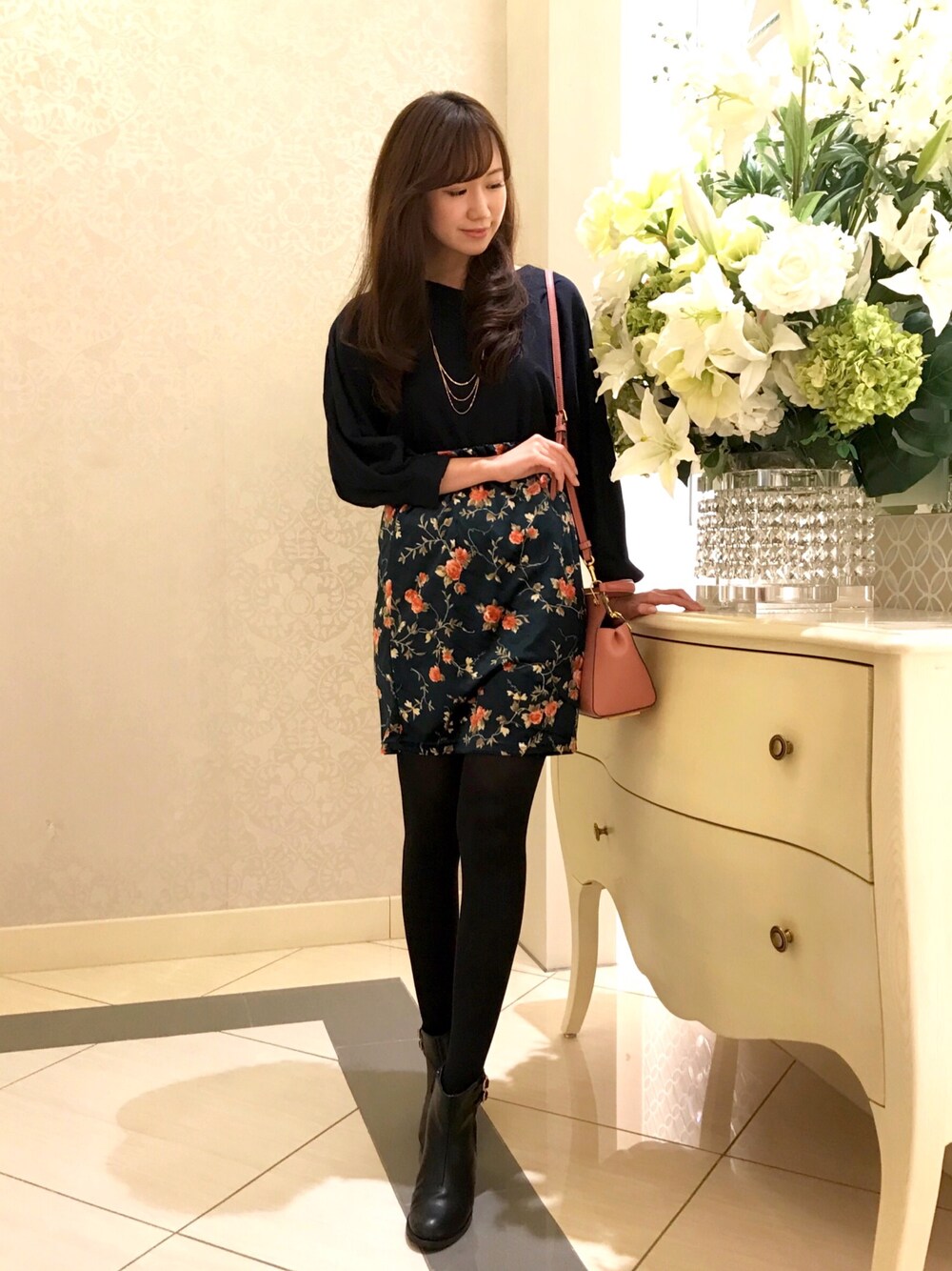 「黒、冬コーデ、ootd、クチュールブローチ、etiishop、デート、花柄、vanitybeauty」｜「etiishopのアイテム（スカート、グリーン系）」を使った、yukoさん（レディース・165cm）の冬コーディネートの1枚目の写真