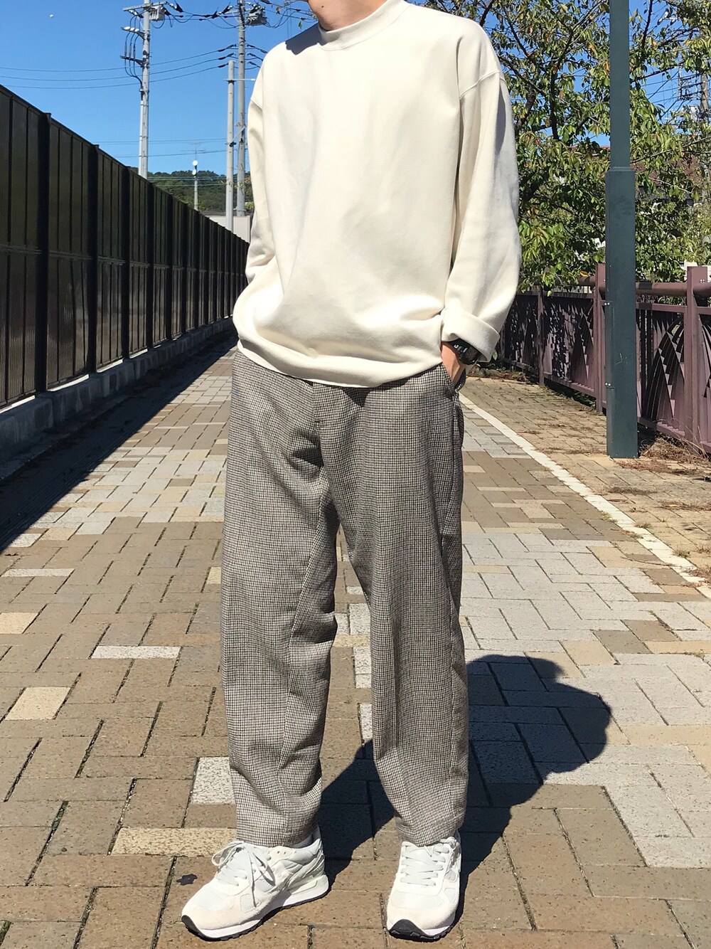 「秋コーデ、オフホワイト、ワントーンコーデ、ワントーン、ガンクラブチェック、チェック、チェックパンツ、ワイドテーパードパンツ、テーパードパンツ、モックネック」｜「niko and...のボンディングモックプルオーバー（Tシャツ/カットソー、ホワイト系）」を使った、ko-skさん（メンズ・175cm）の秋コーディネートの1枚目の写真