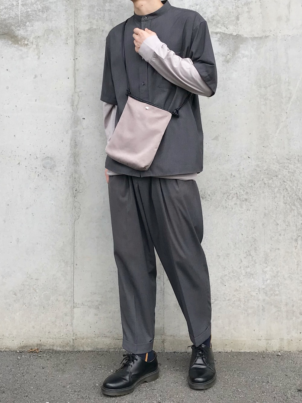 「秋コーデ、袖レイヤード、レイヤード、セットアップ、バンドカラーシャツ、ワイドパンツ、ワイドテーパードパンツ、ドクターマーチン、秋服、ショルダーバッグ」｜「niko and...のバンドカラー半袖シャツ【niko and ...】（シャツ/ブラウス、グレー系）」を使った、ko-skさん（メンズ・175cm）の秋コーディネートの1枚目の写真