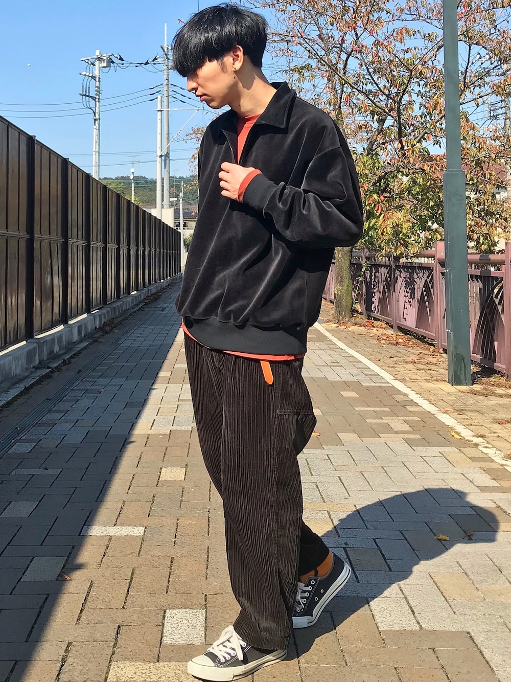 「コーデュロイパンツ、ベロア、ハーフジップ、ベルト、オレンジ、ブラック、ワイドパンツ、秋コーデ、ニコアンド、niko and ...」｜「niko and...のUSAコットンロンＴ（Tシャツ/カットソー、レッド系）」を使った、ko-skさん（メンズ・175cm）の秋コーディネートの1枚目の写真
