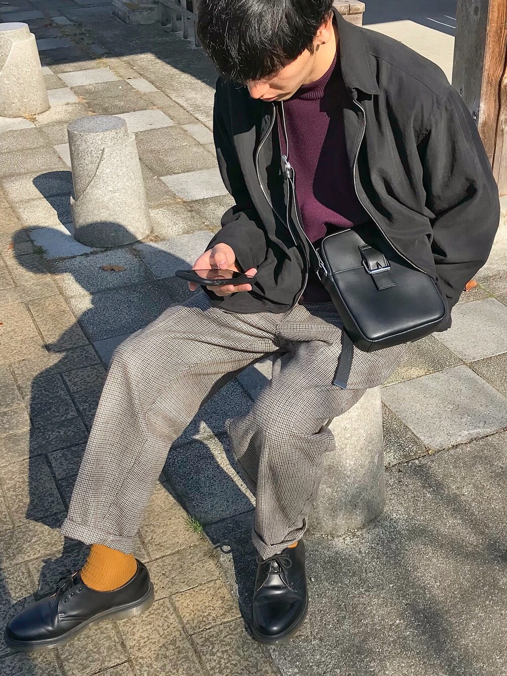 「チェックパンツ、2018マイベストコーデ、パープル、差し色、モックネック、ショルダーバッグ、ブラック、秋冬コーデ、ワイドパンツ、ワイドテーパードパンツ」｜「niko and...のウール混ミラノリブプルオーバー（ニット/セーター、パープル系）」を使った、ko-skさん（メンズ・175cm）の冬コーディネートの1枚目の写真