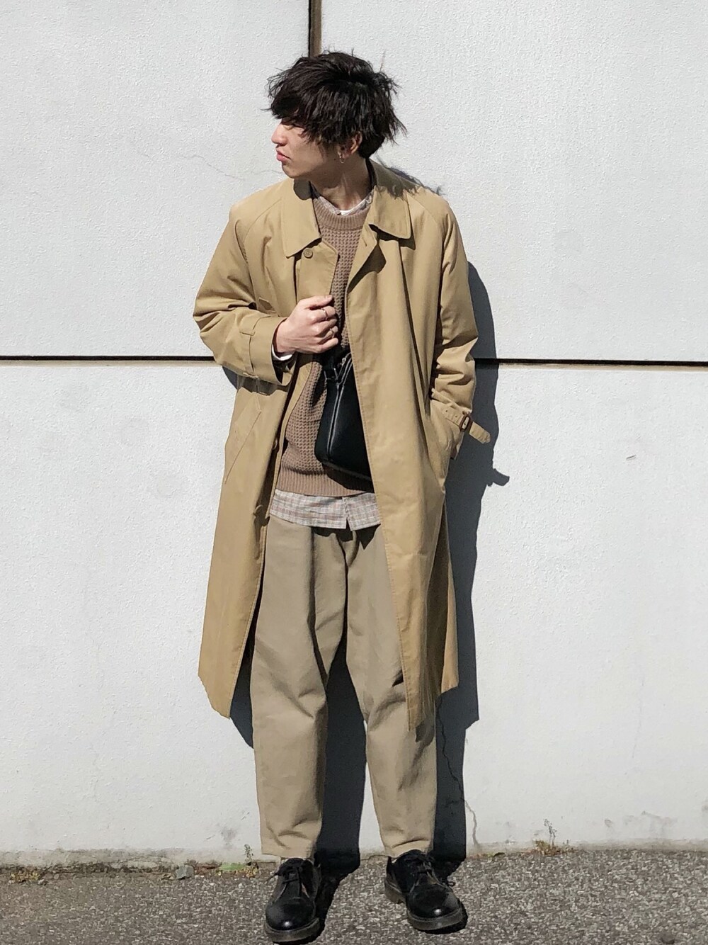 「はるコーデ、burberry、バーバリー、ワントーンコーデ、ニットベスト、チェックシャツ、ベージュ、ショルダーバッグ、ステンカラーコート、革靴」｜「HAREのニットベスト(HARE)（ベスト、ベージュ系）」を使った、ko-skさん（メンズ・175cm）の春コーディネートの1枚目の写真