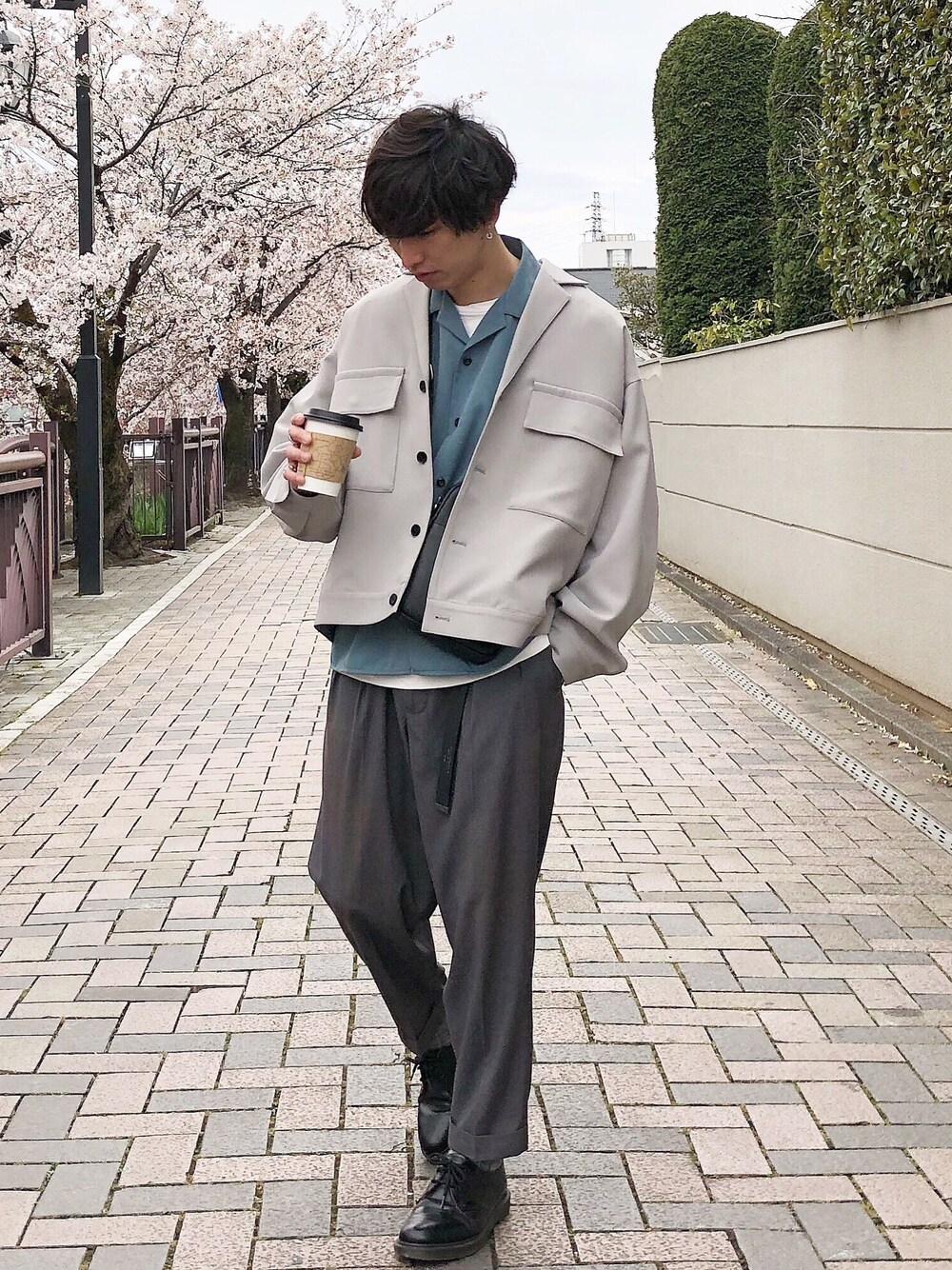 「グレー、ワントーンコーデ、サックスブルー、ワイドパンツ、スラックス、革靴、白シャツ、ジャケット、開襟シャツ、夏コーデ」｜「HAREのサテンカイキンシャツ(HARE)（シャツ/ブラウス、グリーン系）」を使った、ko-skさん（メンズ・175cm）の春コーディネートの1枚目の写真