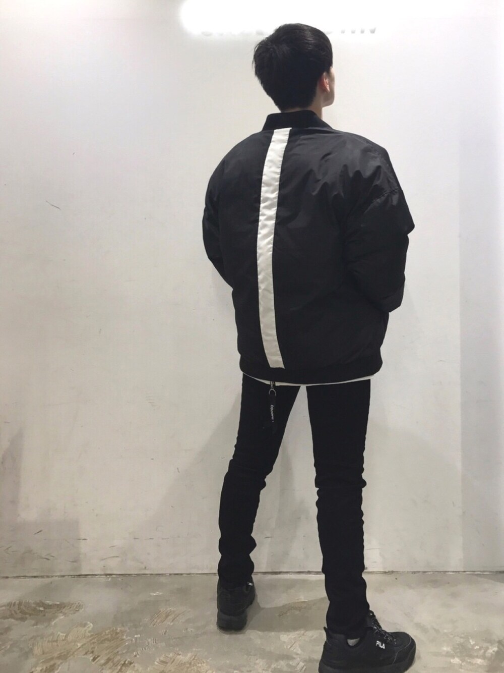 「Herden、COOOPER、リバーシブルMA-1、バラシシュウビッグスウェット、バラ刺繍、スキニーパンツ、ブラックコーデ、低身長、冬コーデ」｜「HerdenのHerden　中綿ラインリバーシブルMA-1（MA-1、ブラック系）」を使った、KOMさん（メンズ・166cm）の秋コーディネートの1枚目の写真