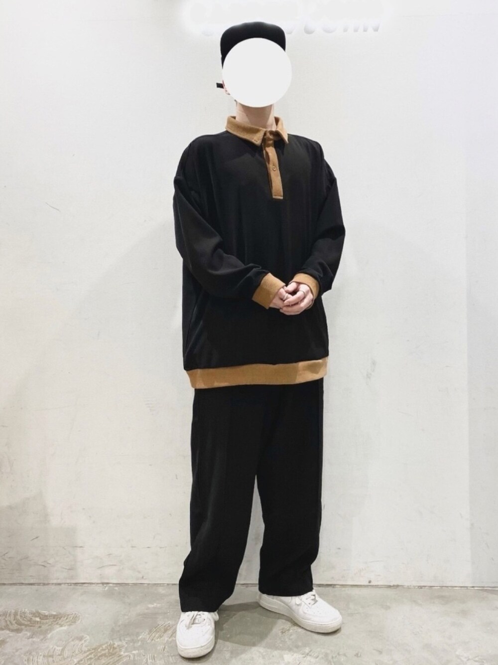 「CASPER JOHN、ポロスウェット、ポロシャツ、ワイドパンツ、テーパードパンツ、スニーカー 白、ブラックコーデ、ストリート系、低身長、冬コーデ」｜「CASPER JOHNのCasper John　クレリックポロスウェット（ポロシャツ、ブラック系）」を使った、KOMさん（メンズ・166cm）の秋コーディネートの1枚目の写真