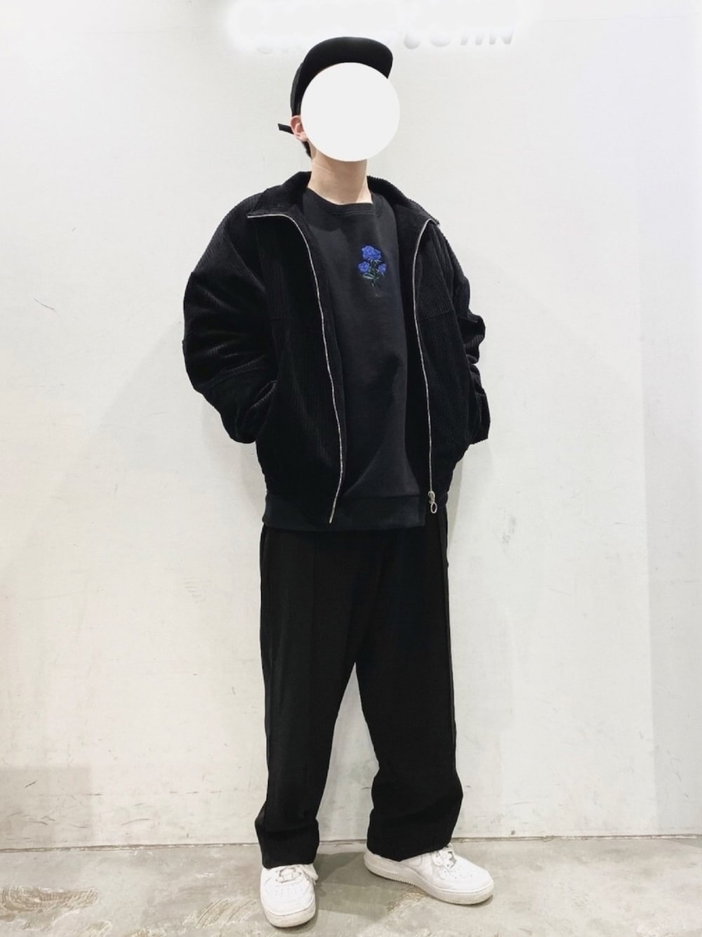 「CASPER JOHN、COOOPER、コーデュロイジャケット、コーデュロイブルゾン、バラシシュウビッグスウェット、バラ刺繍、ワイドパンツ、ブラックコーデ、低身長、冬コーデ」｜「CASPER JOHNのCasper John　コーデュロイブルゾン（ダウンジャケット/コート、ブラック系）」を使った、KOMさん（メンズ・166cm）の秋コーディネートの1枚目の写真