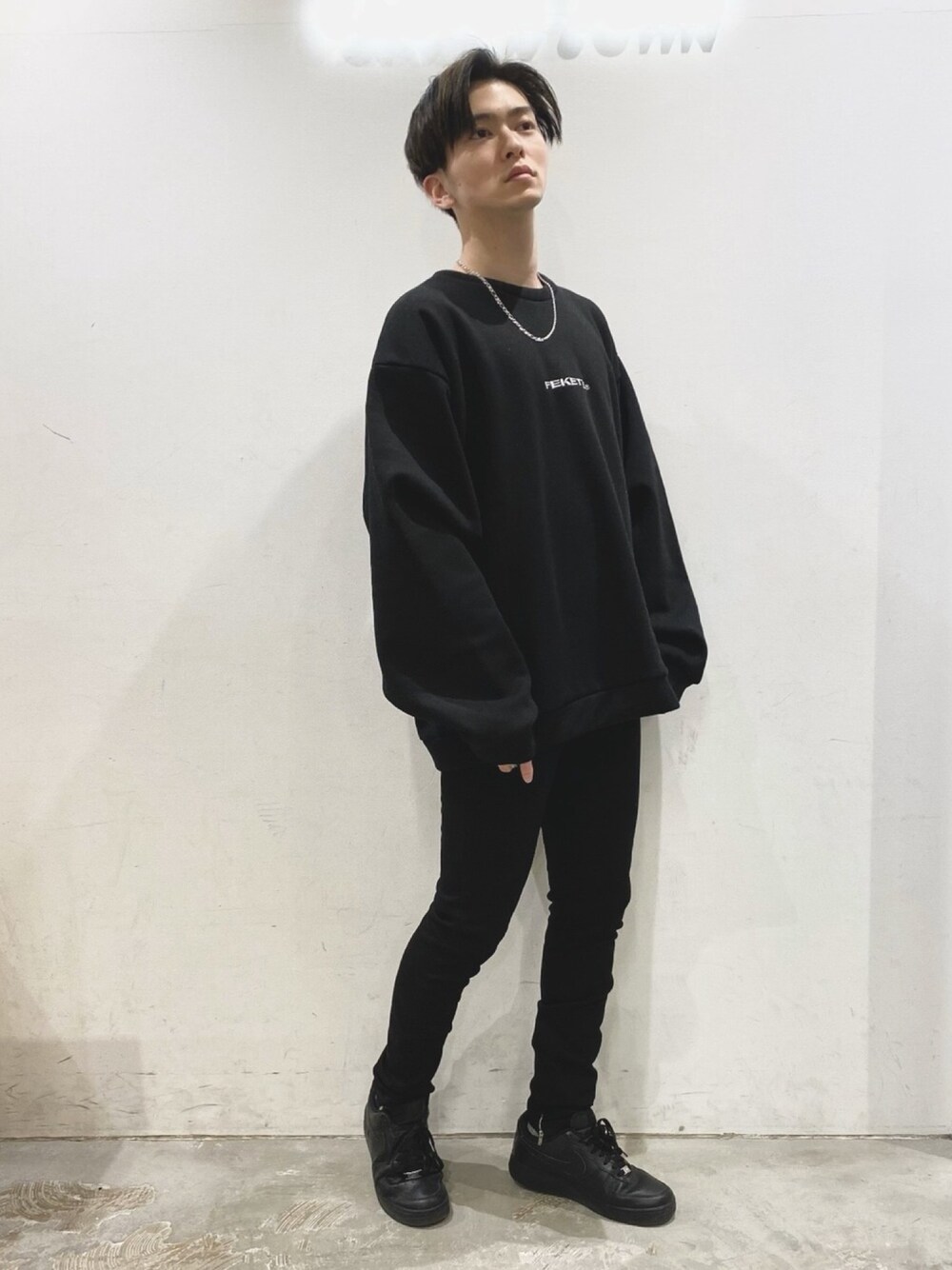 「FEKETE、COOOPER、CASPER JOHN、黒スウェット、ビッグシルエット、オーバーサイズ、黒スキニー、ストリートコーデ、低身長、冬コーデ」｜「FEKETEのFEKETE ORIGINAL LOGO MTM（スウェット、ブラック系）」を使った、KOMさん（メンズ・166cm）の冬コーディネートの1枚目の写真