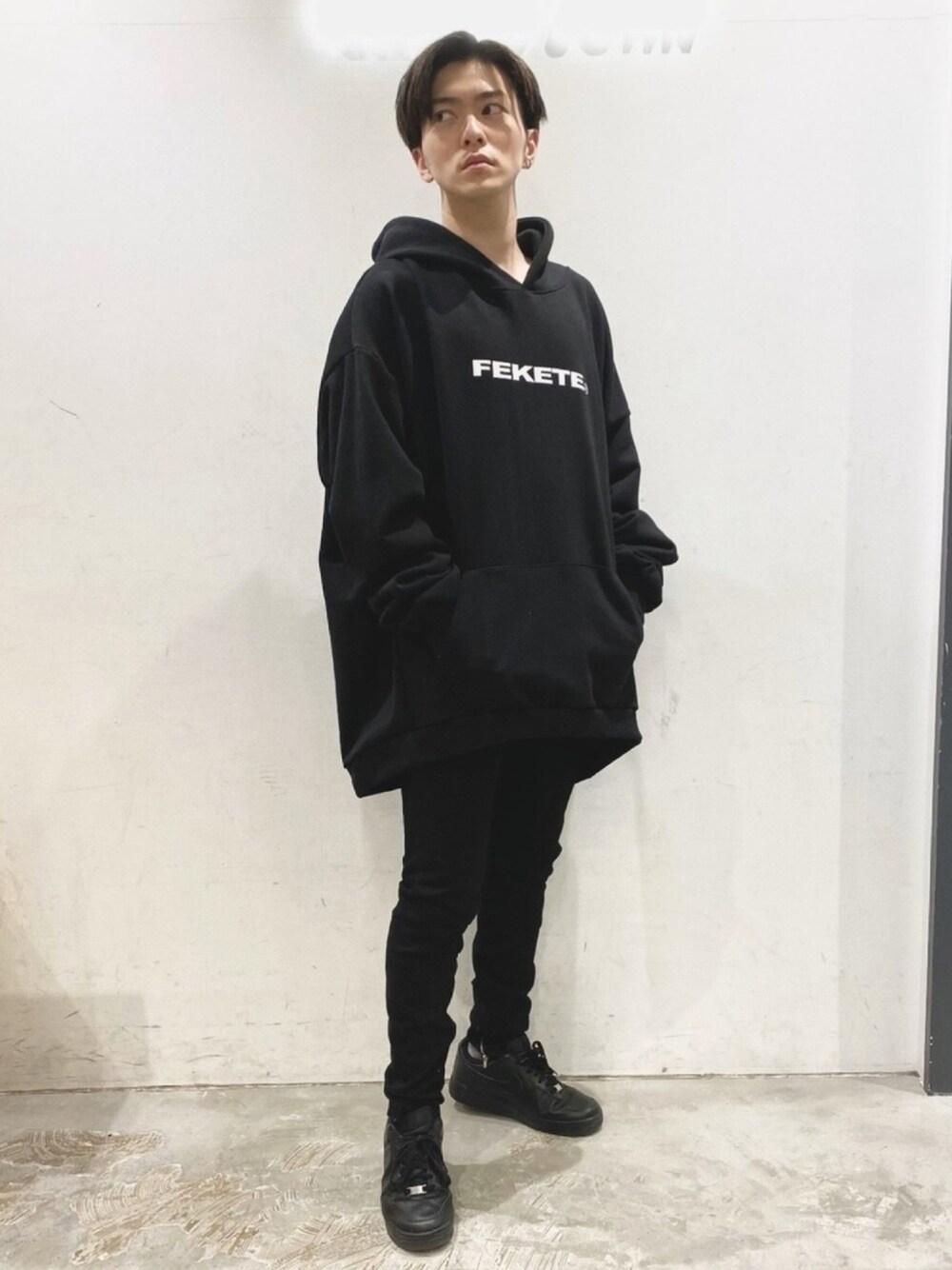 「FEKETE、COOOPER、CASPER JOHN、ビッグパーカー、ビッグシルエット、黒スキニー、ストリートコーデ、韓国ファッション、低身長、冬コーデ」｜「FEKETEのFEKETE ORIGINAL LOGO HOODIE MTM（パーカー、ブラック系）」を使った、KOMさん（メンズ・166cm）の冬コーディネートの1枚目の写真