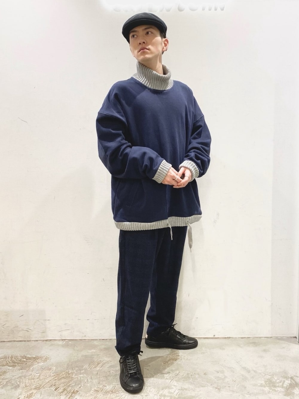 「CASPER JOHN、DOOPZ、タートルネック、配色ニット、チェックパンツ、イージーパンツ、カジュアルコーデ、ネイビーコーデ、低身長、冬コーデ」｜「CASPER JOHNのCasper John　ニット配色タートルスウェット（ニット/セーター、ブルー系）」を使った、KOMさん（メンズ・166cm）の冬コーディネートの1枚目の写真