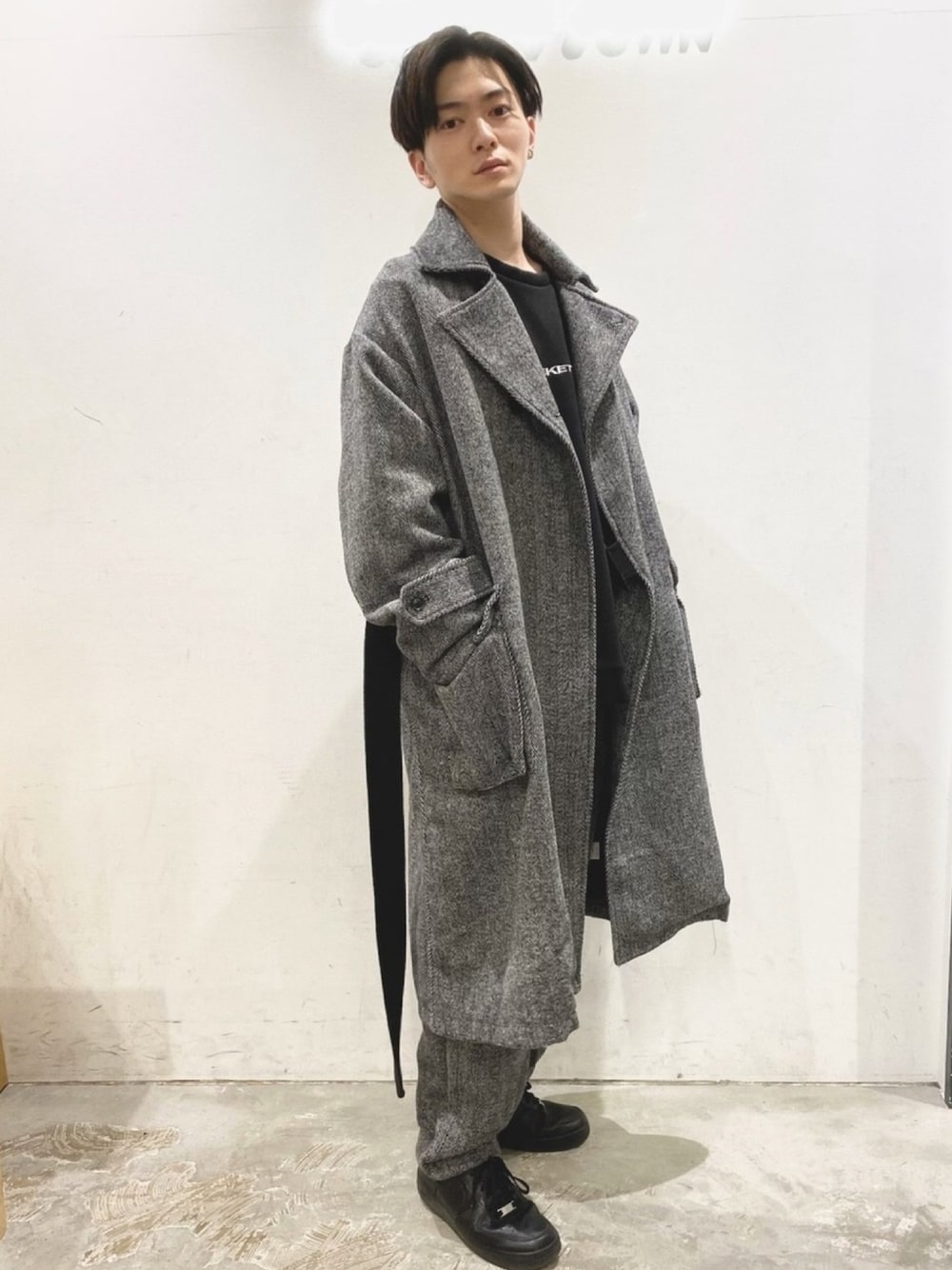 「My/kan、FEKETE、CASPER JOHN、タイロッケンコート、セットアップ、黒スウェット、テーパードパンツ、コートスタイル、低身長、冬コーデ」｜「FEKETEのFEKETE ORIGINAL LOGO MTM（スウェット、ブラック系）」を使った、KOMさん（メンズ・166cm）の冬コーディネートの1枚目の写真