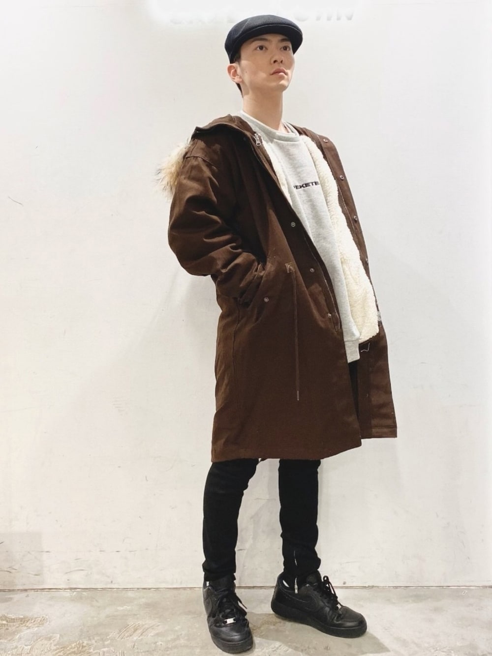 「CASPER JOHN、FEKETE、COOOPER、モッズコート、黒スキニー、カジュアルコーデ、ストリートカジュアル、ブラウンコート、低身長、冬コーデ」｜「CASPER JOHNのCasper John　ボアカーデ入りラクーンファーモッズコート（モッズコート、ブラウン系）」を使った、KOMさん（メンズ・166cm）の冬コーディネートの1枚目の写真