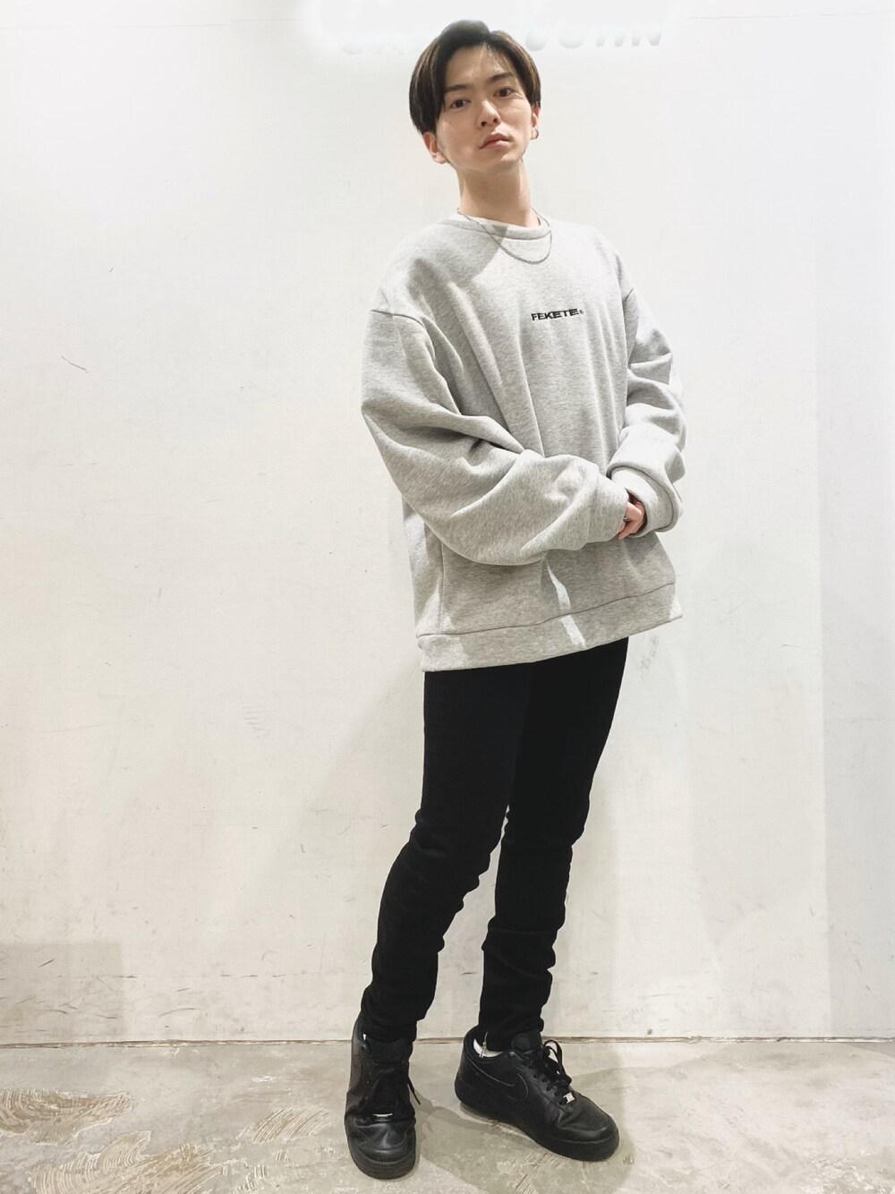 「FEKETE、COOOPER、CASPER JOHN、スウェット、黒スキニー、ストリート、ストリートファッション、韓国ファッション、低身長、冬コーデ」｜「FEKETEのFEKETE ORIGINAL LOGO MTM（スウェット、グレー系）」を使った、KOMさん（メンズ・166cm）の冬コーディネートの1枚目の写真