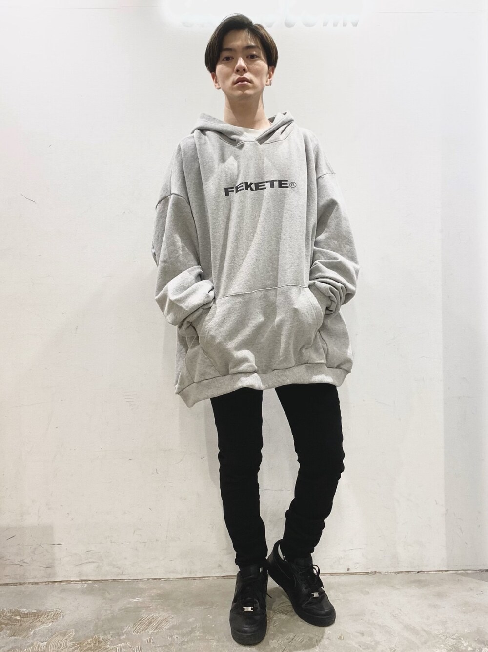「FEKETE、COOOPER、CASPER JOHN、パーカー、パーカー グレー、黒スキニー、ストリートファッション、韓国ファッション、低身長、冬コーデ」｜「FEKETEのFEKETE ORIGINAL LOGO HOODIE MTM（パーカー、グレー系）」を使った、KOMさん（メンズ・166cm）の冬コーディネートの1枚目の写真