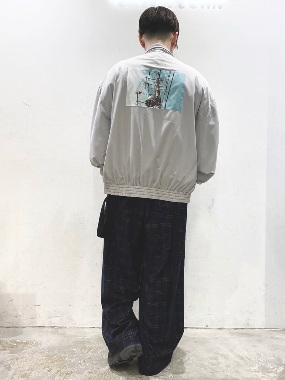 「CASPER JOHN、Herden、トラックジャケット、プリント、ステッチ、サスペンダーパンツ、チェックパンツ、カジュアルコーデ、低身長、春コーデ」｜「HerdenのHerden　Photo print track JKT（その他アウター、グレー系）」を使った、KOMさん（メンズ・166cm）の冬コーディネートの1枚目の写真