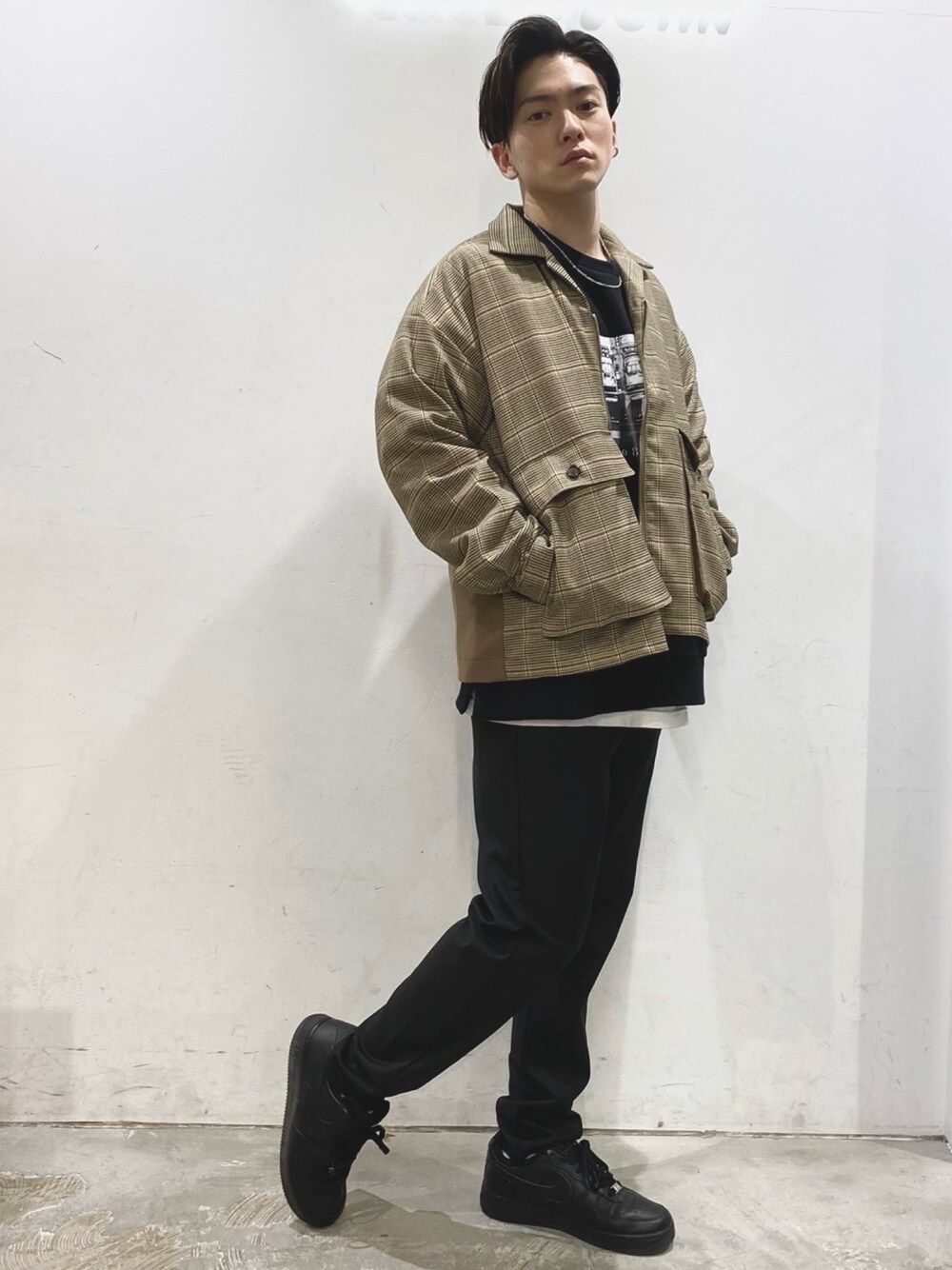 「CASPER JOHN、Herden、ヨーク切替、オープンカラー、フォトプリント、スウェット、スラックス、カジュアルストリート、低身長、春コーデ」｜「CASPER JOHNのCasper John　ヨーク切替オープンカラースウィングトップ（ブルゾン、ブラウン系）」を使った、KOMさん（メンズ・166cm）の冬コーディネートの1枚目の写真