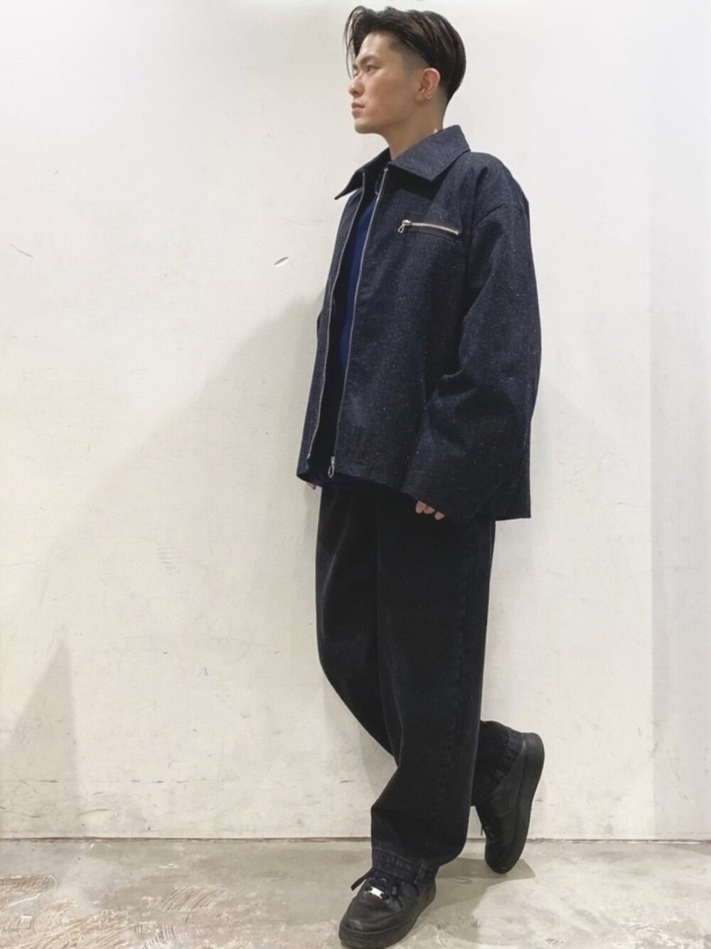 「CASPER JOHN、DOOPZ、ドリズラージャケット、スイングトップ、インディゴデニム、ワイドデニム、デニムスタイル、ストリートカジュアル、低身長、春コーデ」｜「DOOPZのアイテム（デニムパンツ、ブラック系）」を使った、KOMさん（メンズ・166cm）の春コーディネートの1枚目の写真