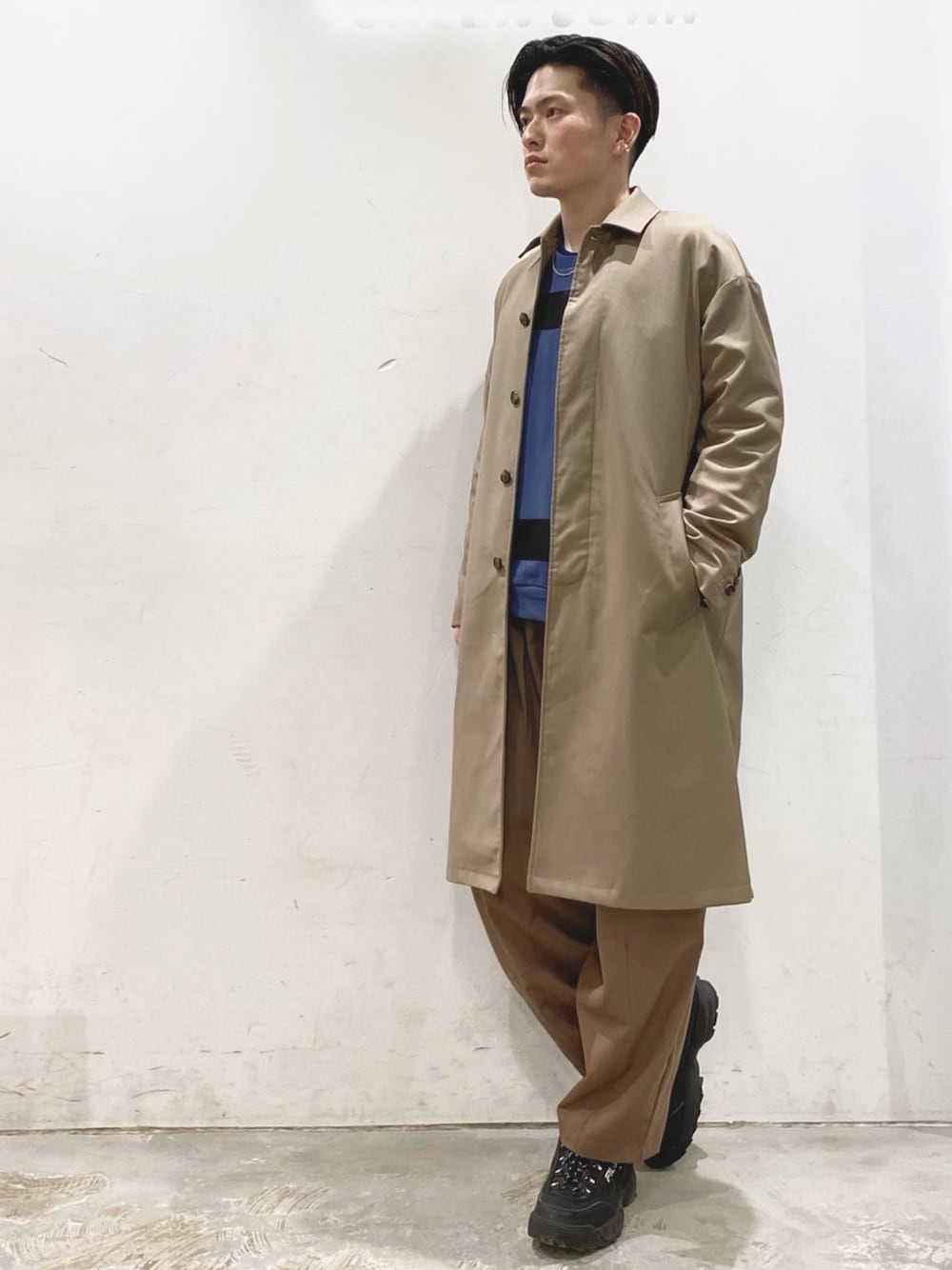 「CASPER JOHN、DOOPZ、Herden、ドロップショルダー、ステンカラーコート、スウェット、ワイドパンツ、ストリートカジュアル、低身長、春コーデ」｜「DOOPZのDOOPZ TRドロップショルダーステンカラーコート（ステンカラーコート、ベージュ系）」を使った、KOMさん（メンズ・166cm）の春コーディネートの1枚目の写真