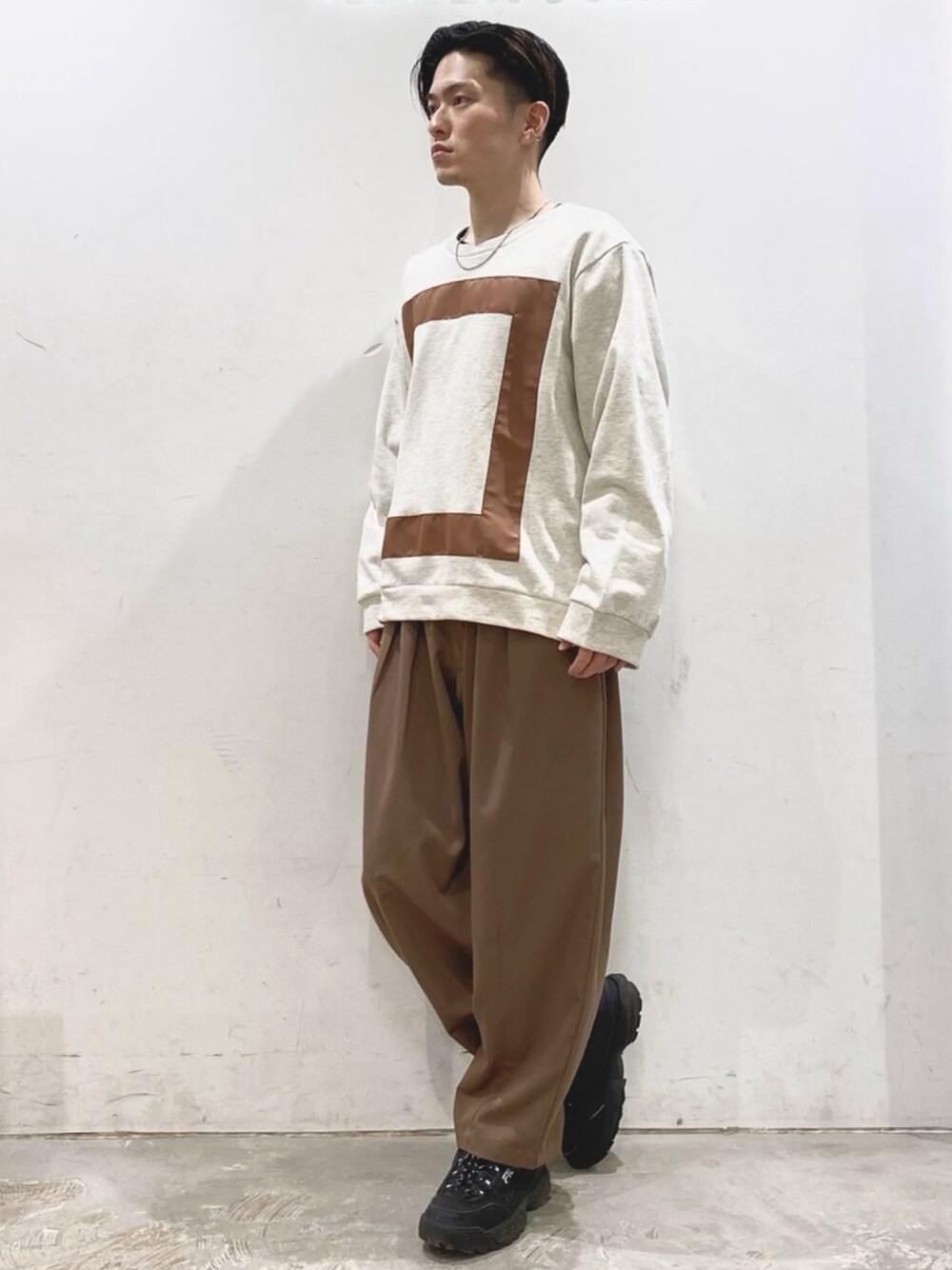 「CASPER JOHN、DOOPZ、Herden、スクエア、スウェット、ワイドパンツ、アンクルパンツ、ストリートカジュアル、低身長、春コーデ」｜「DOOPZのDOOPZ　ボンバースリーブスクエアスウェット（スウェット、ベージュ系）」を使った、KOMさん（メンズ・166cm）の春コーディネートの1枚目の写真