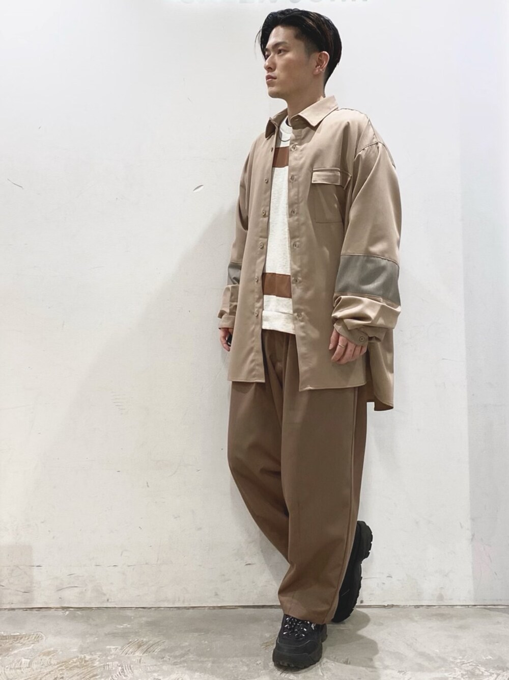 「CASPER JOHN、Herden、DOOPZ、バルーンスリーブ、シャツスタイル、スウェット、ワイドパンツ、ストリートカジュアル、低身長、春コーデ」｜「HerdenのHerden　ライン切替バルーンシャツ（シャツ/ブラウス、ベージュ系）」を使った、KOMさん（メンズ・166cm）の春コーディネートの1枚目の写真