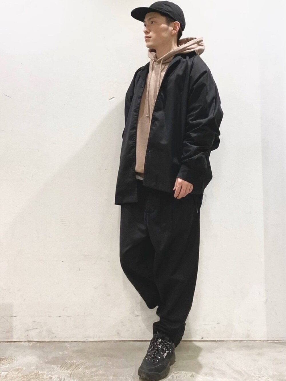 「CASPER JOHN、DOOPZ、ドルマンスリーブ、パーカー、パーカーコーデ、バルーンパンツ、ストリートコーデ、ストリートカジュアル、低身長、春コーデ」｜「DOOPZのDOOPZ ドルマンスリーブシャツ（シャツ/ブラウス、ブラック系）」を使った、KOMさん（メンズ・166cm）の春コーディネートの1枚目の写真