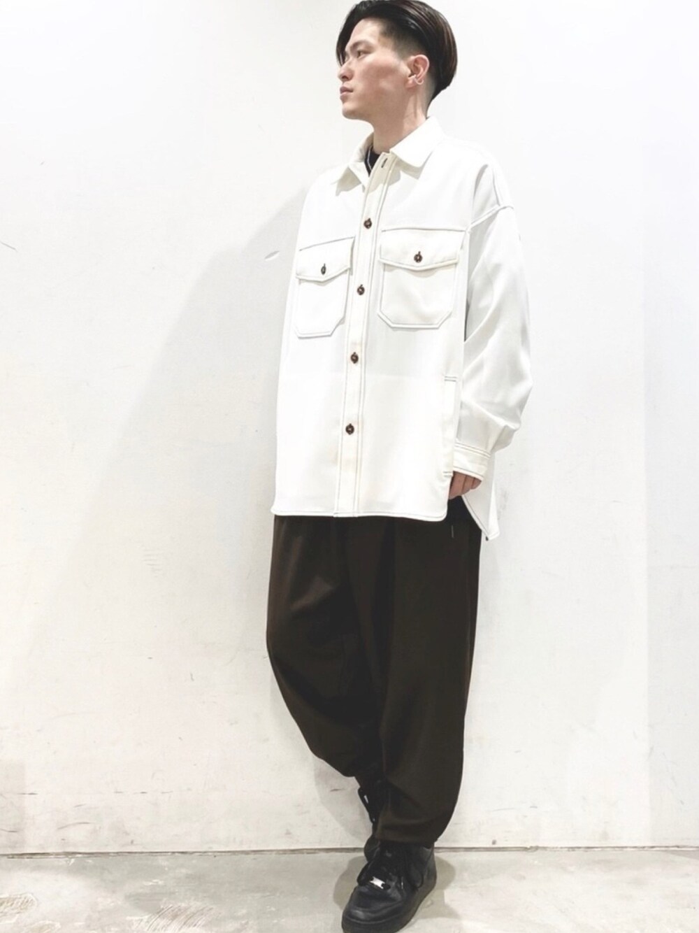 「CASPER JOHN、DOOPZ、CPOシャツ、CPO、バルーンパンツ、シャツスタイル、ストリートカジュアル、低身長、春コーデ、アンティローザ在宅コーデ」｜「CASPER JOHNのDrape Chief Petty Officer Shirts/ドレープCPOシャツ（シャツ/ブラウス、ホワイト系）」を使った、KOMさん（メンズ・166cm）の春コーディネートの1枚目の写真