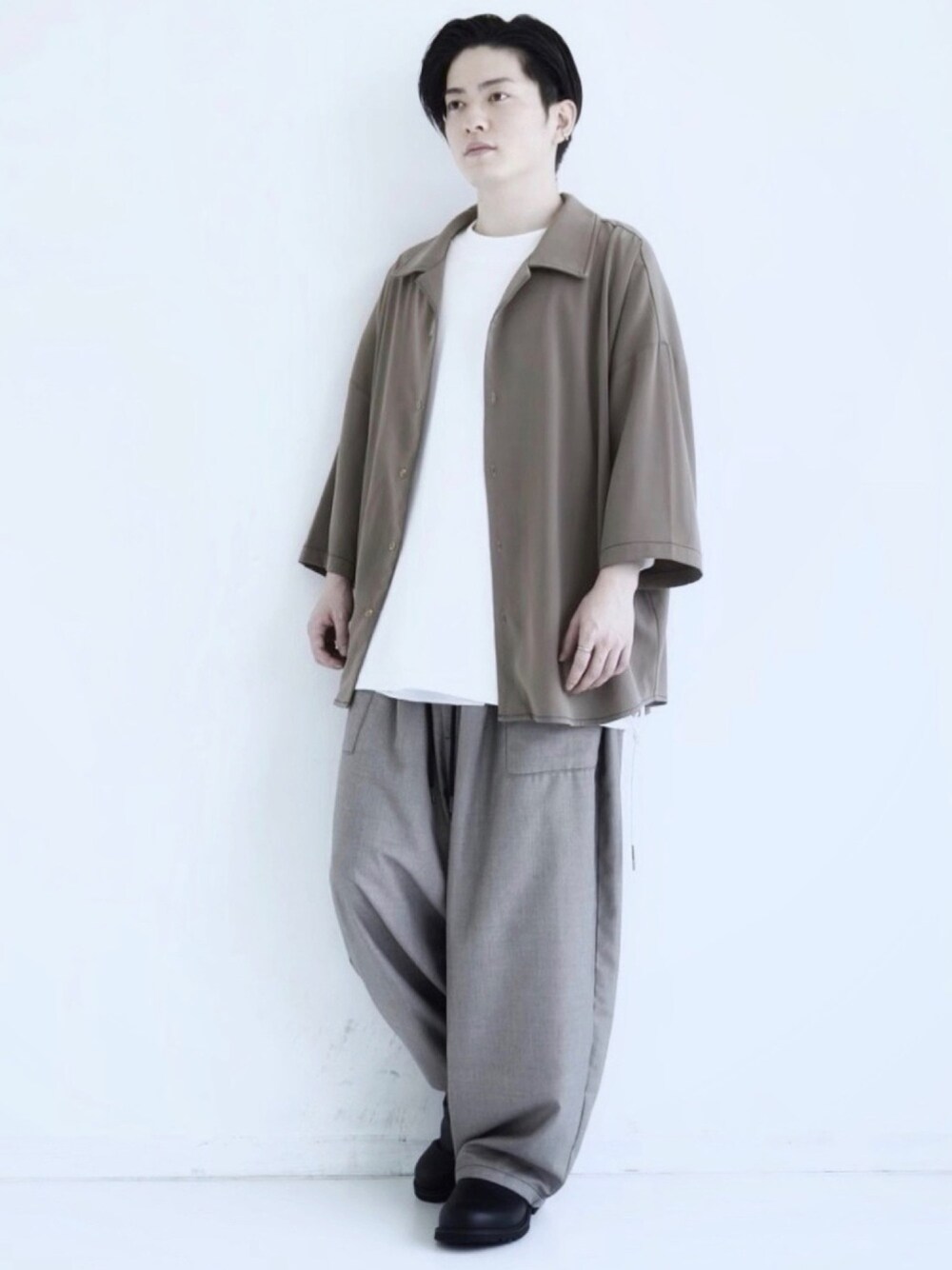 「CASPER JOHN、ドルマン、レース、白Tシャツ、バルーンパンツ、低身長、低身長コーデ、スタッフセンバツ、アンティローザ在宅コーデ、おうちファッション」｜「CASPER JOHNのVarious Dolman Shirts/バリアスドルマンシャツ（シャツ/ブラウス、ベージュ系）」を使った、KOMさん（メンズ・165cm）の春コーディネートの1枚目の写真