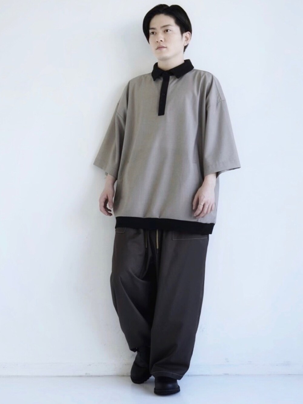 「CASPER JOHN、ポロシャツ、ベイカーパンツ、ワイドパンツ、ゆるコーデ、ストリートMIX、低身長、低身長コーデ、アンティローザ在宅コーデ、おうちファッション」｜「CASPER JOHNのCleric Polo-shirts/クレリックポロシャツ（ポロシャツ、ベージュ系）」を使った、KOMさん（メンズ・165cm）の春コーディネートの1枚目の写真