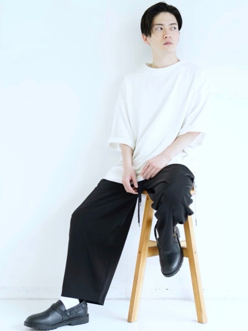 「CASPER JOHN、リラックススタイル、白Tシャツ、ビッグT、ワイドパンツ、サテンパンツ、モノトーンコーデ、シンプルコーデ、低身長、低身長コーデ」｜「CASPER JOHNのSide Lace Mockneck Big T-shirts/サイドレースモックネックビッグT（Tシャツ/カットソー、ホワイト系）」を使った、KOMさん（メンズ・165cm）の夏コーディネートの1枚目の写真