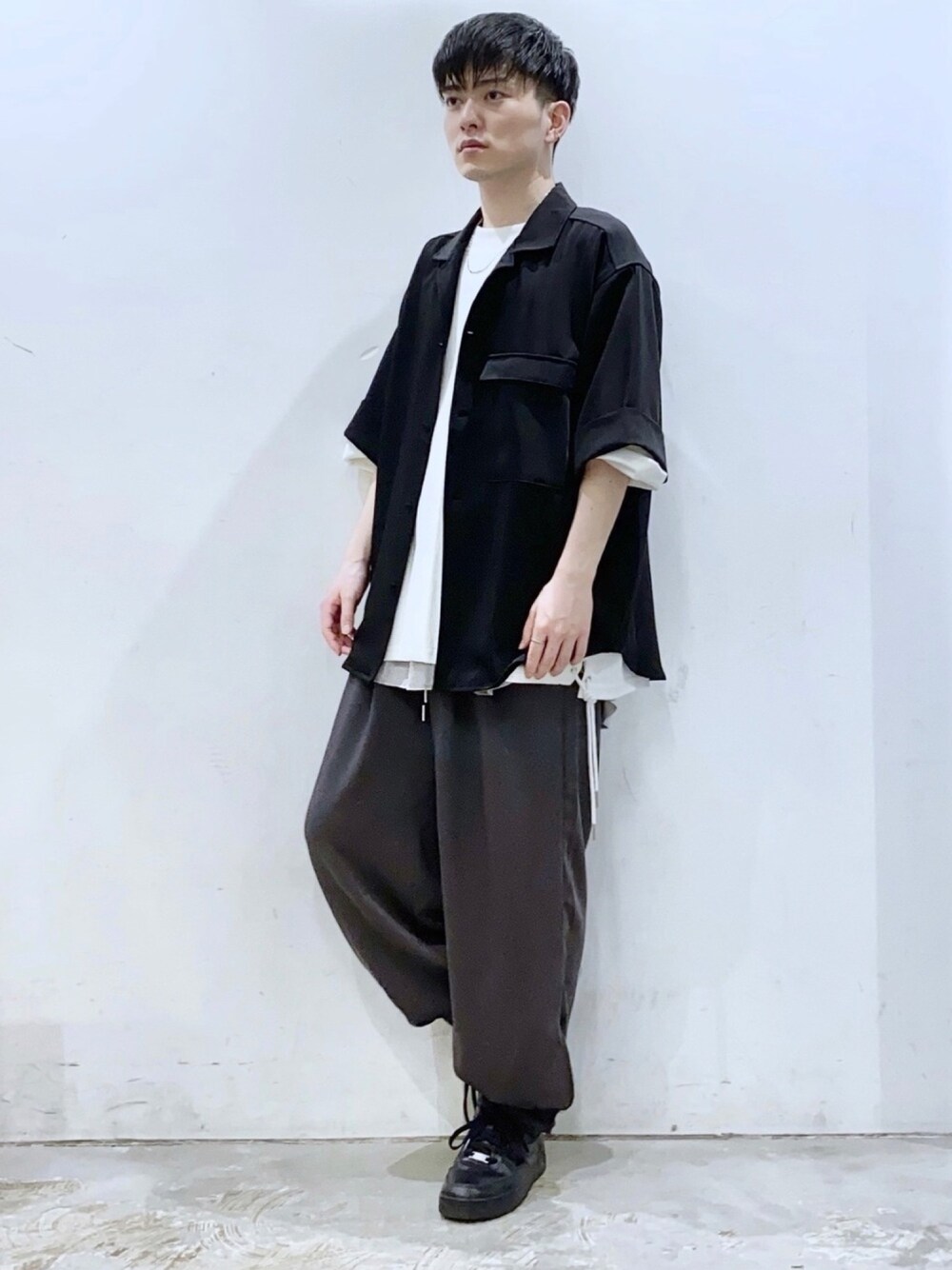 「CASPER JOHN、DOOPZ、シャツスタイル、白Tシャツ、カフスイージーパンツ、イージーパンツ、韓国ファッション、ストリートMIX、低身長、低身長コーデ」｜「DOOPZのCovered Button Wide Shirt / カバーボタンワイドシャツ（シャツ/ブラウス、ブラック系）」を使った、KOMさん（メンズ・165cm）の夏コーディネートの1枚目の写真
