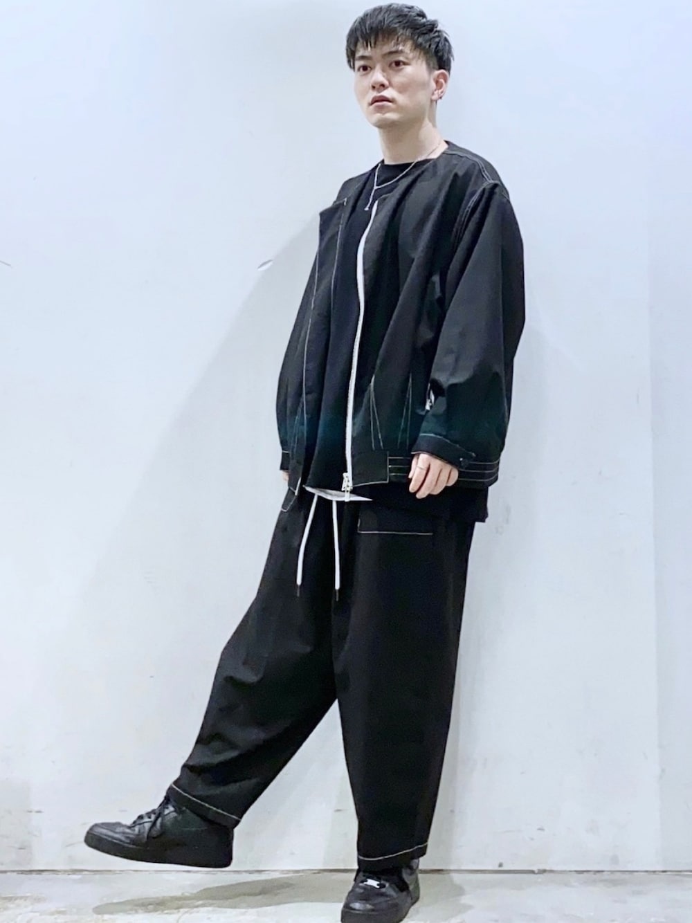 「CASPER JOHN、ノーカラージャケット、ライダーズ、ベイカーパンツ、バルーンパンツ、セットアップ、ゆるコーデ、ストリートMIX、低身長、低身長コーデ」｜「CASPER JOHNのTR & Paisley No-collar Riders/TR&ペイズリーノーカラーライダース（ライダースジャケット、ブラック系）」を使った、KOMさん（メンズ・165cm）の夏コーディネートの1枚目の写真