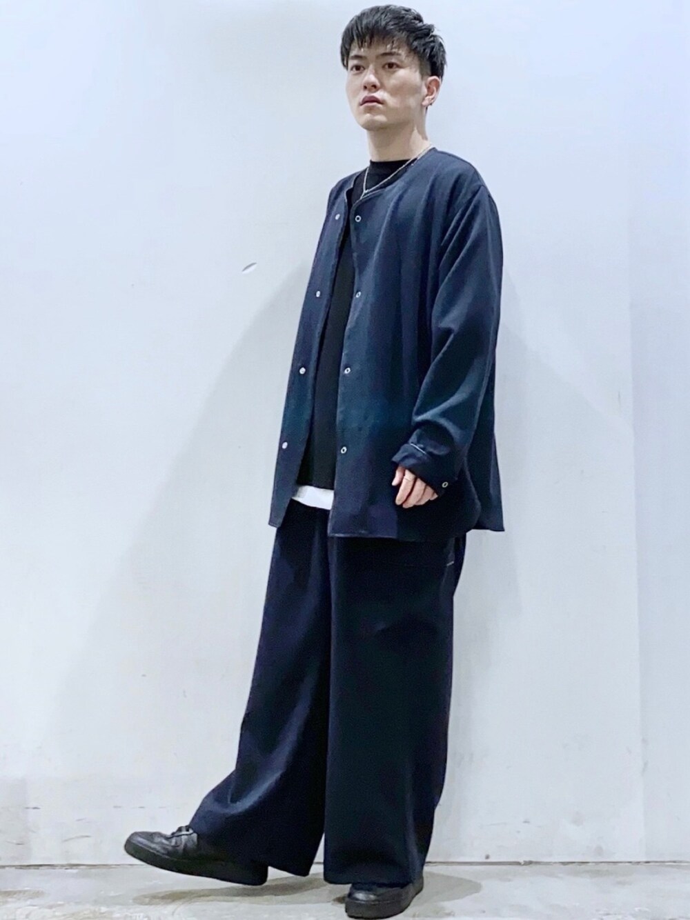 ブルー系のシャツ/ブラウス、ブラック系のTシャツ/カットソー、ホワイト系のタンクトップを着用したメンズの夏コーディネートの1枚目の写真
